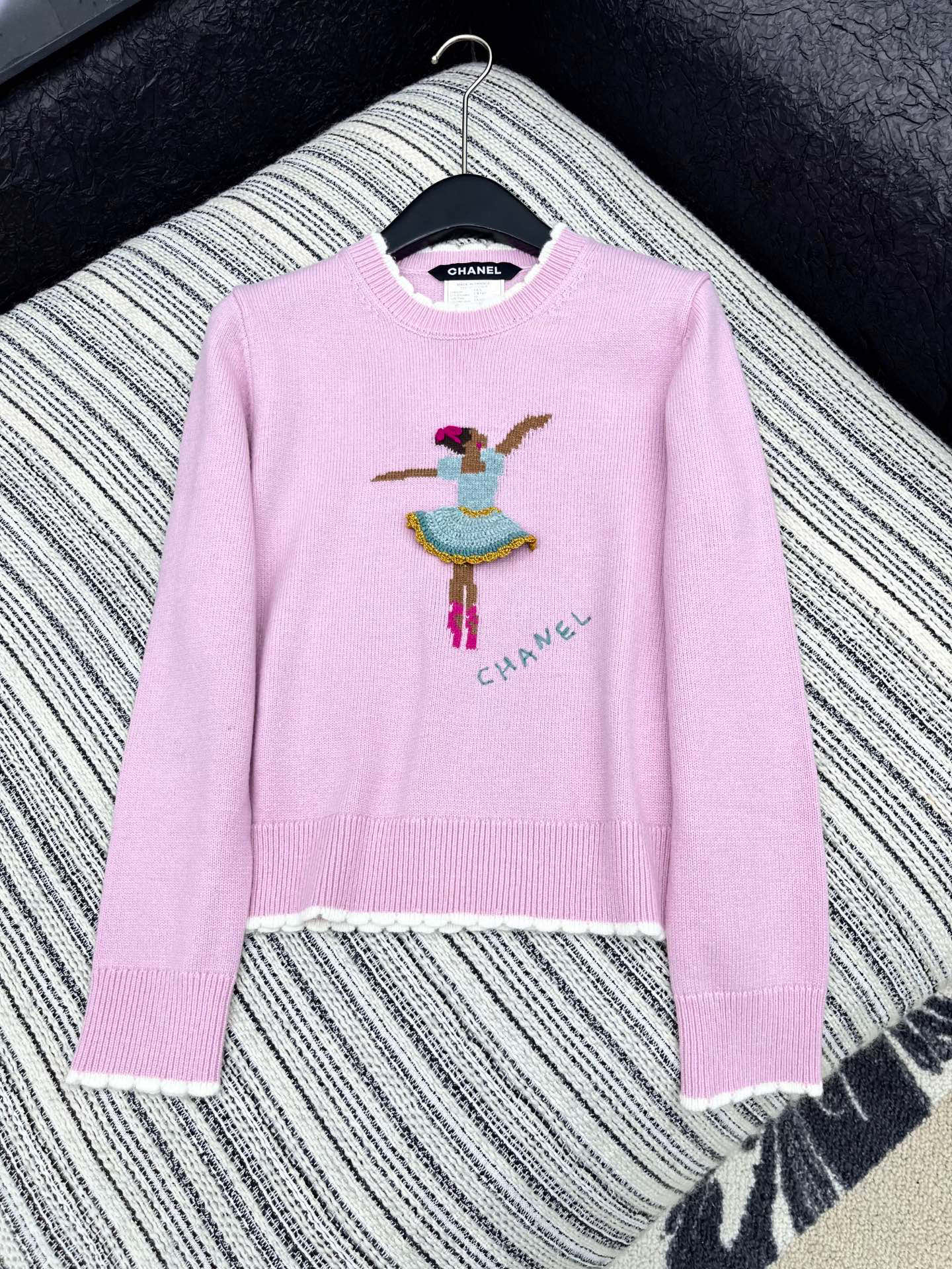 🛒𝐍𝐄𝐖 · 𝟐𝟎𝟐5/爆款现货原单品质 Chan*｜25中古系列重工钩花跳舞女孩花边毛衣设计高级又时髦