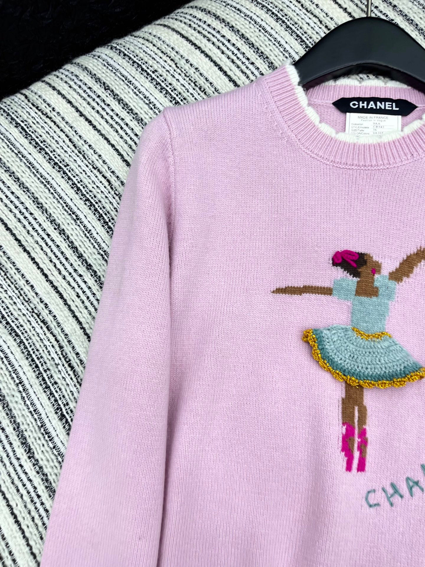 🛒𝐍𝐄𝐖 · 𝟐𝟎𝟐5/爆款现货原单品质 Chan*｜25中古系列重工钩花跳舞女孩花边毛衣设计高级又时髦