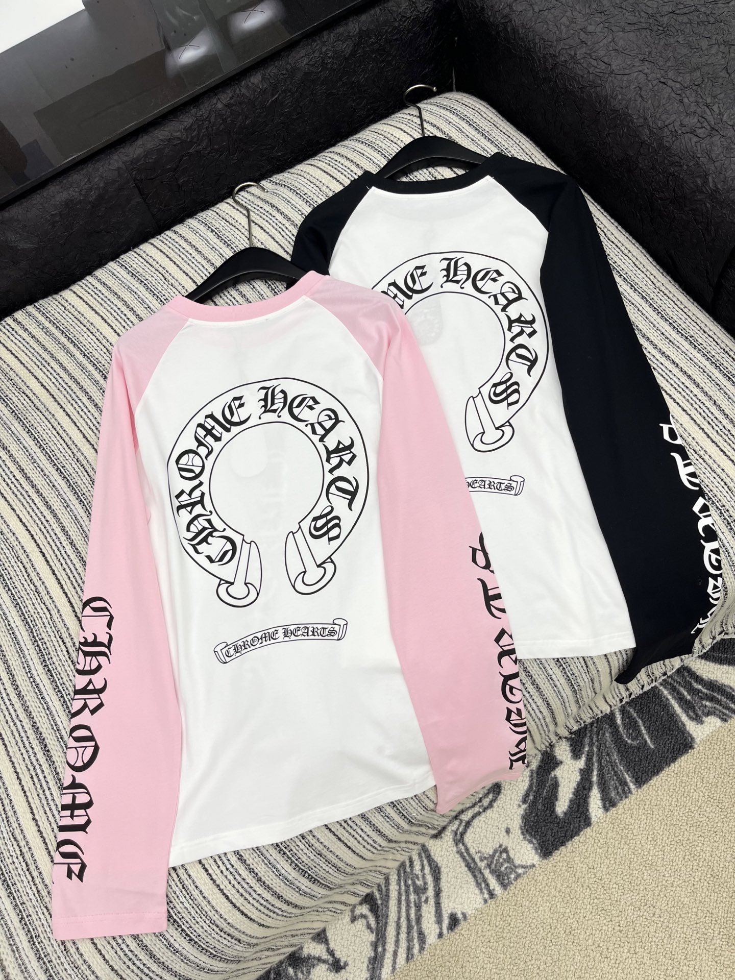 🛒𝐍𝐄𝐖 · 𝟐𝟎𝟐5/爆款现货原单品质 克罗星｜2025新款梵文长袖衫宽松慵懒系列！经典色系减龄装上身