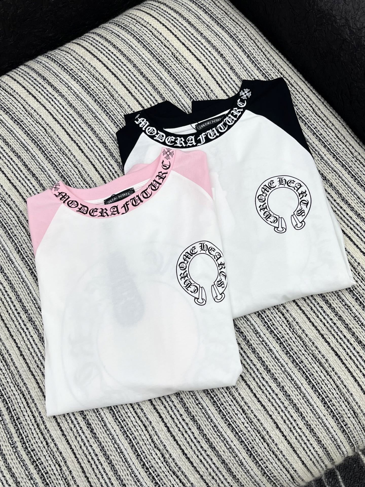 🛒𝐍𝐄𝐖 · 𝟐𝟎𝟐5/爆款现货原单品质 克罗星｜2025新款梵文长袖衫宽松慵懒系列！经典色系减龄装上身