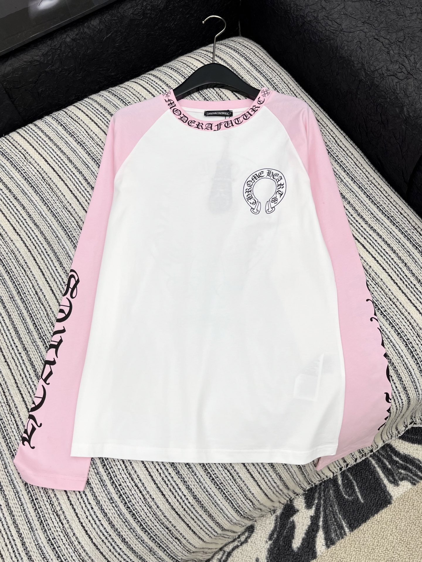 🛒𝐍𝐄𝐖 · 𝟐𝟎𝟐5/爆款现货原单品质 克罗星｜2025新款梵文长袖衫宽松慵懒系列！经典色系减龄装上身