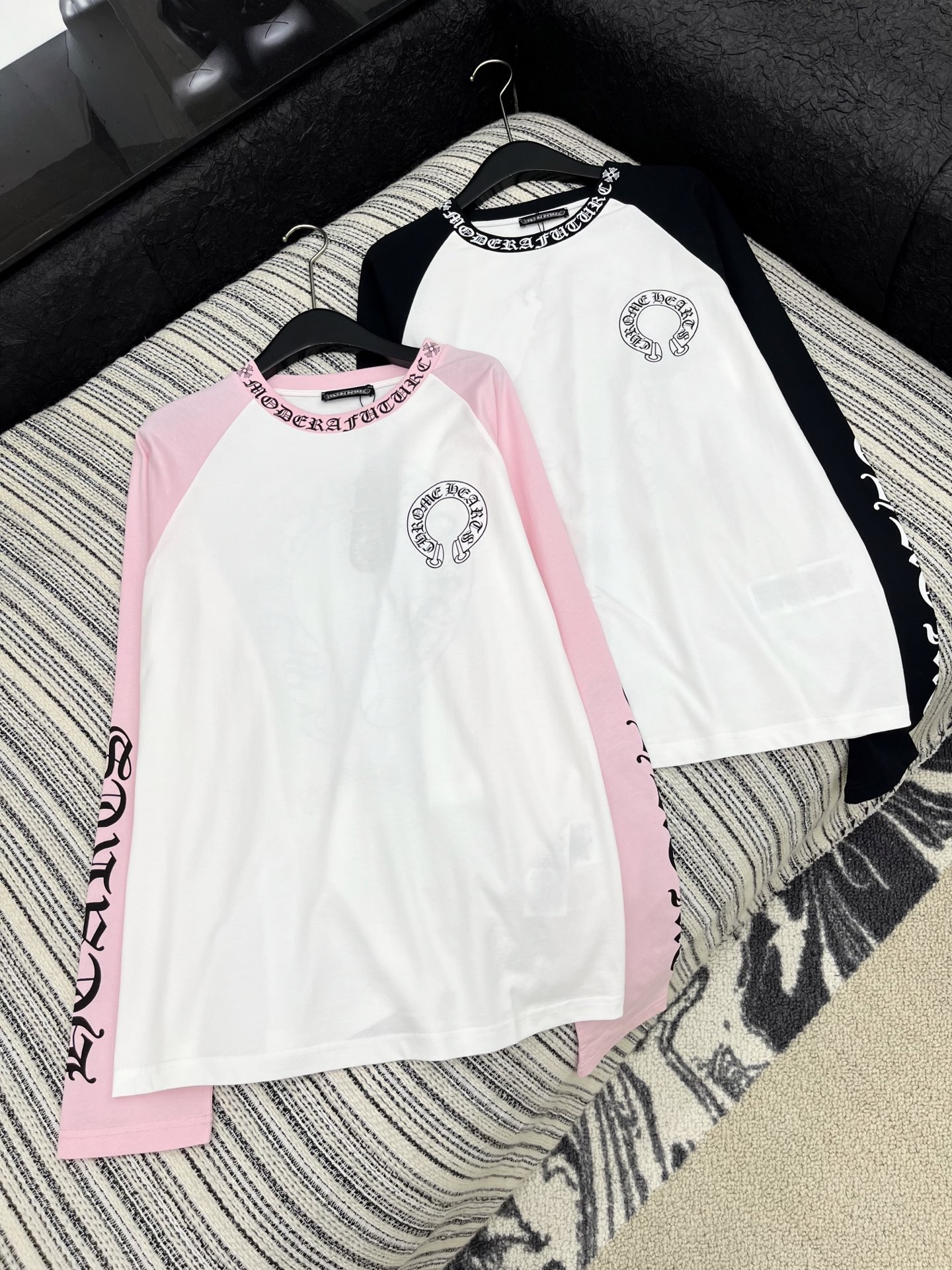 🛒𝐍𝐄𝐖 · 𝟐𝟎𝟐5/爆款现货原单品质 克罗星｜2025新款梵文长袖衫宽松慵懒系列！经典色系减龄装上身