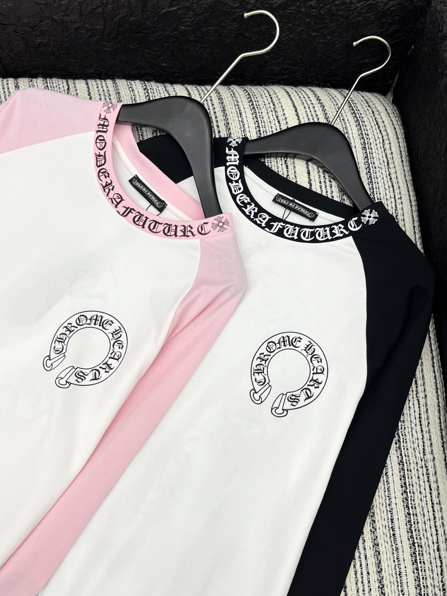 🛒𝐍𝐄𝐖 · 𝟐𝟎𝟐5/爆款现货原单品质 克罗星｜2025新款梵文长袖衫宽松慵懒系列！经典色系减龄装上身