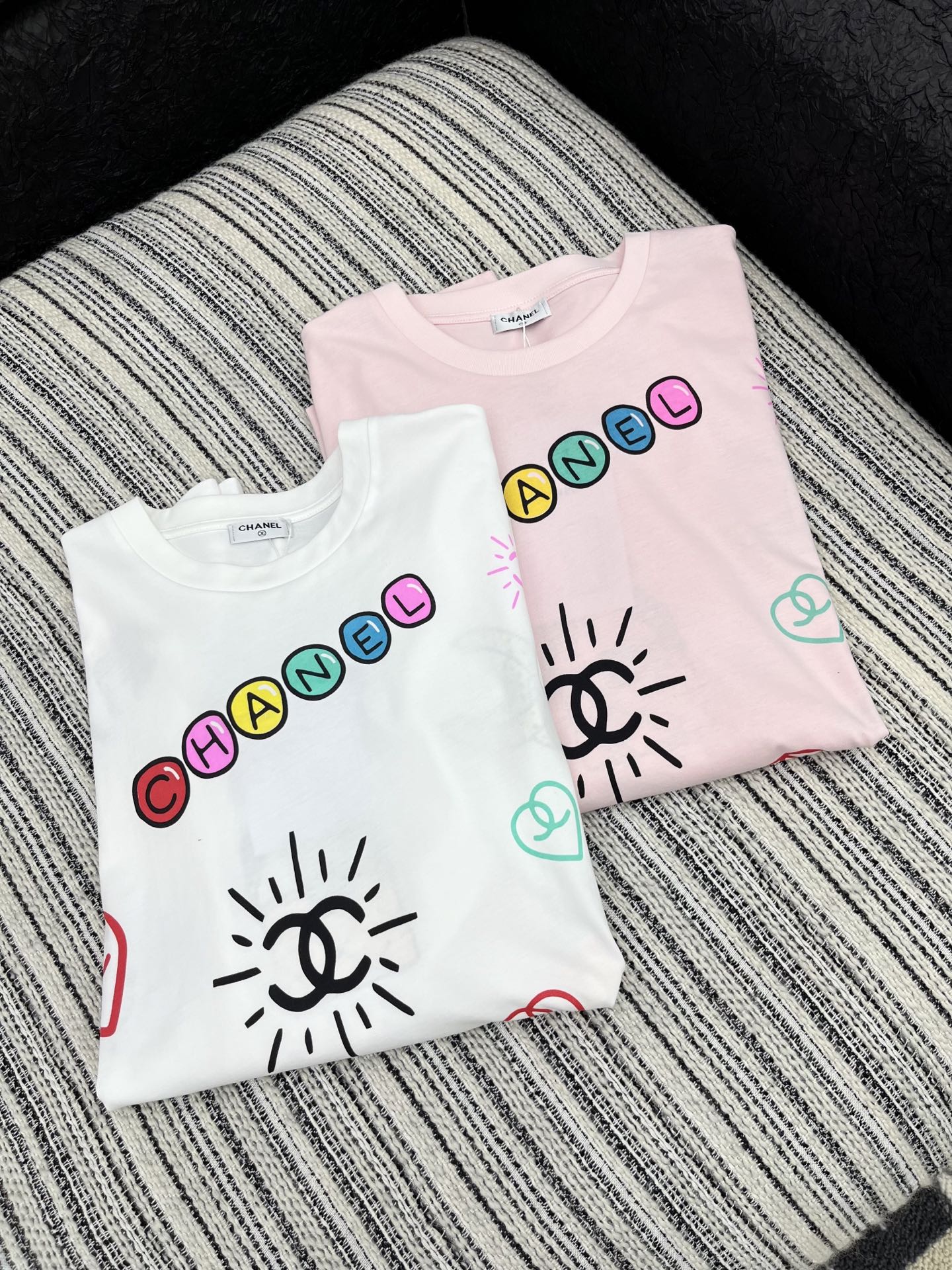 🛒𝐍𝐄𝐖 · 𝟐𝟎𝟐5/爆款现货原单品质 Chane*｜2025涂鸦印花长袖衫宽松慵懒系列！经典色系减龄