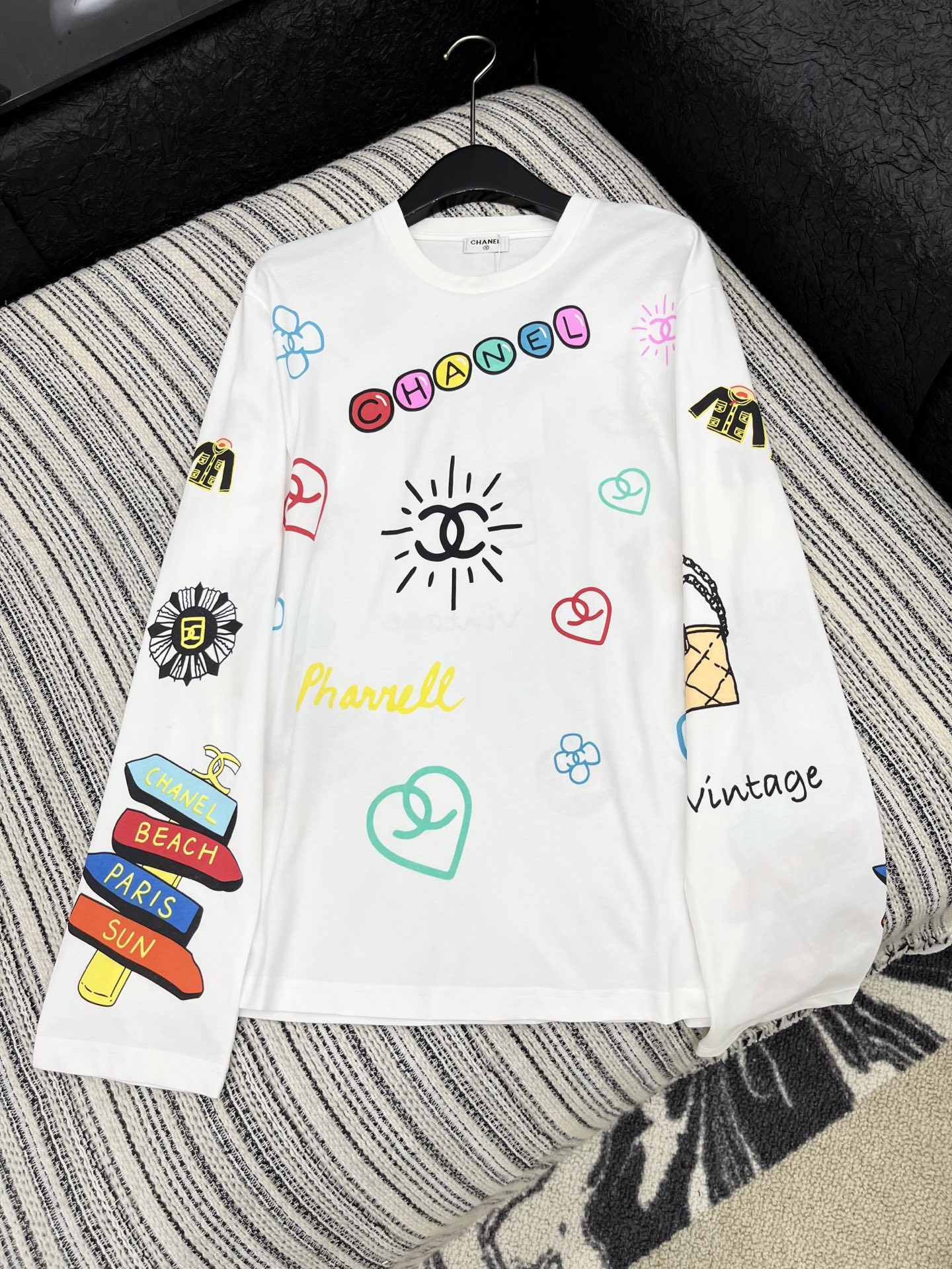 🛒𝐍𝐄𝐖 · 𝟐𝟎𝟐5/爆款现货原单品质 Chane*｜2025涂鸦印花长袖衫宽松慵懒系列！经典色系减龄