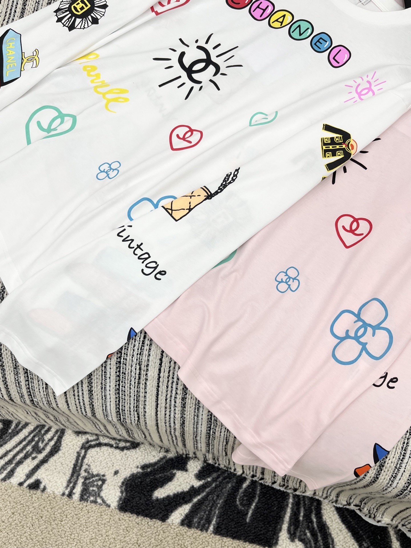 🛒𝐍𝐄𝐖 · 𝟐𝟎𝟐5/爆款现货原单品质 Chane*｜2025涂鸦印花长袖衫宽松慵懒系列！经典色系减龄