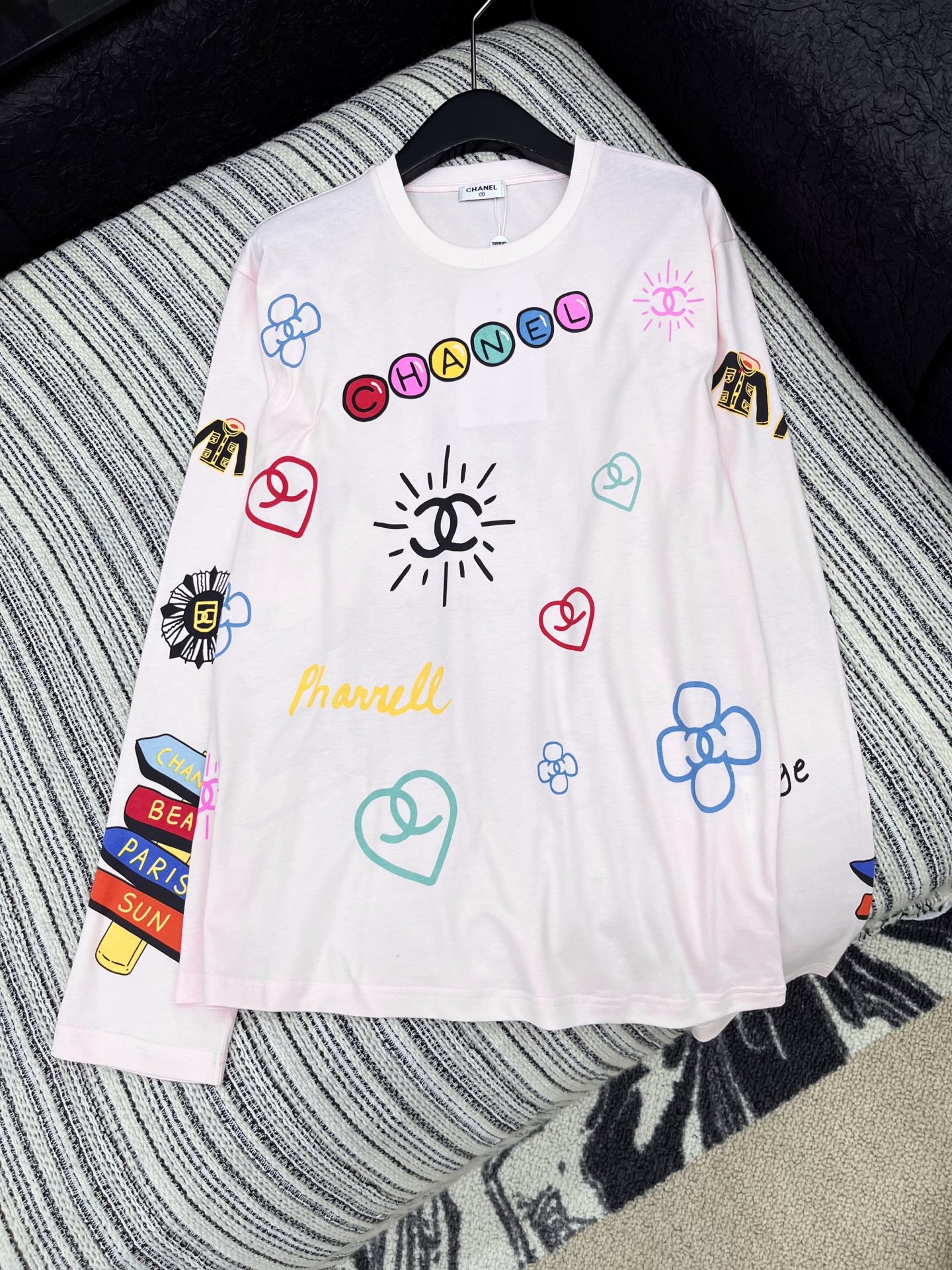 🛒𝐍𝐄𝐖 · 𝟐𝟎𝟐5/爆款现货原单品质 Chane*｜2025涂鸦印花长袖衫宽松慵懒系列！经典色系减龄