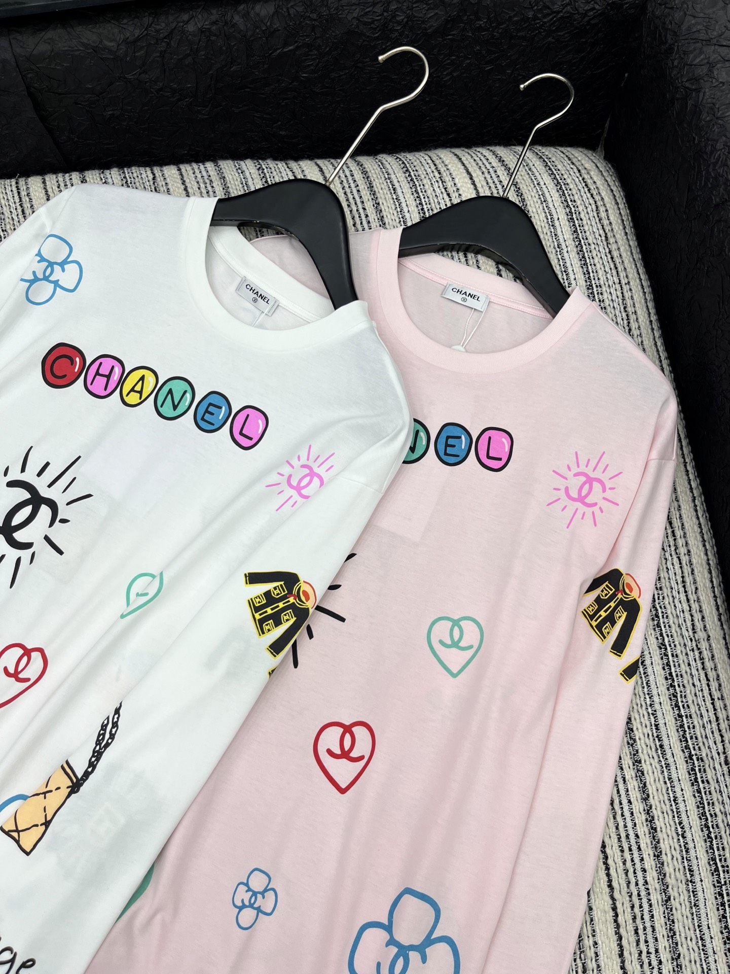 🛒𝐍𝐄𝐖 · 𝟐𝟎𝟐5/爆款现货原单品质 Chane*｜2025涂鸦印花长袖衫宽松慵懒系列！经典色系减龄