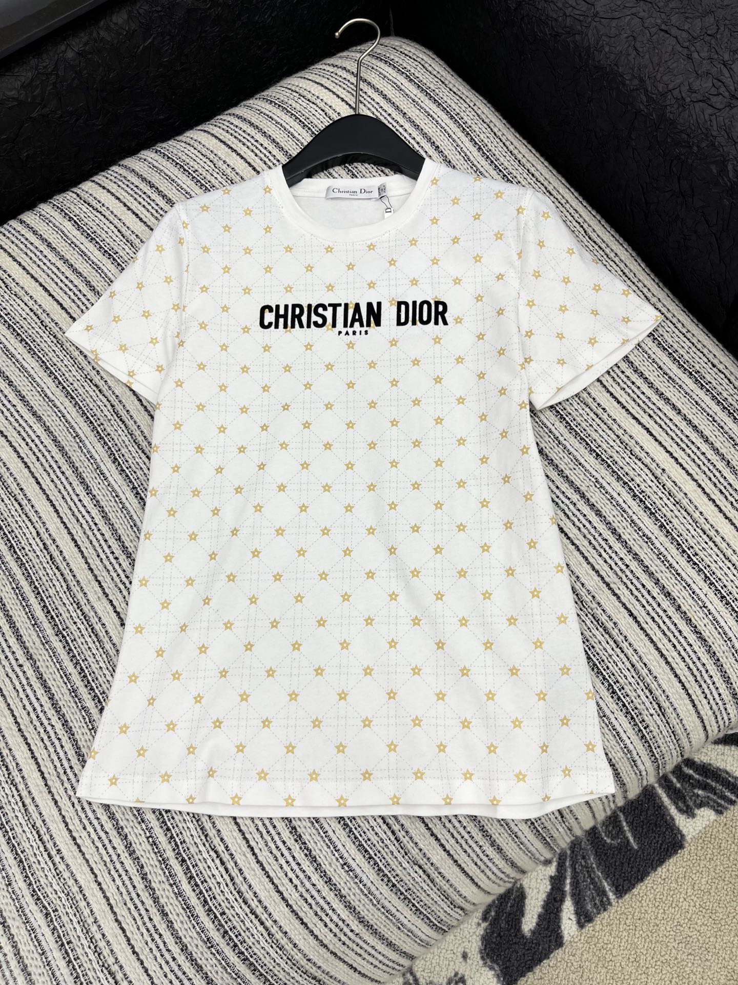 🛒𝐍𝐄𝐖 · 𝟐𝟎𝟐5/爆款现货原单品质 Dio*｜2025星星✨印花短袖T恤 经典色系减龄装上身的触感