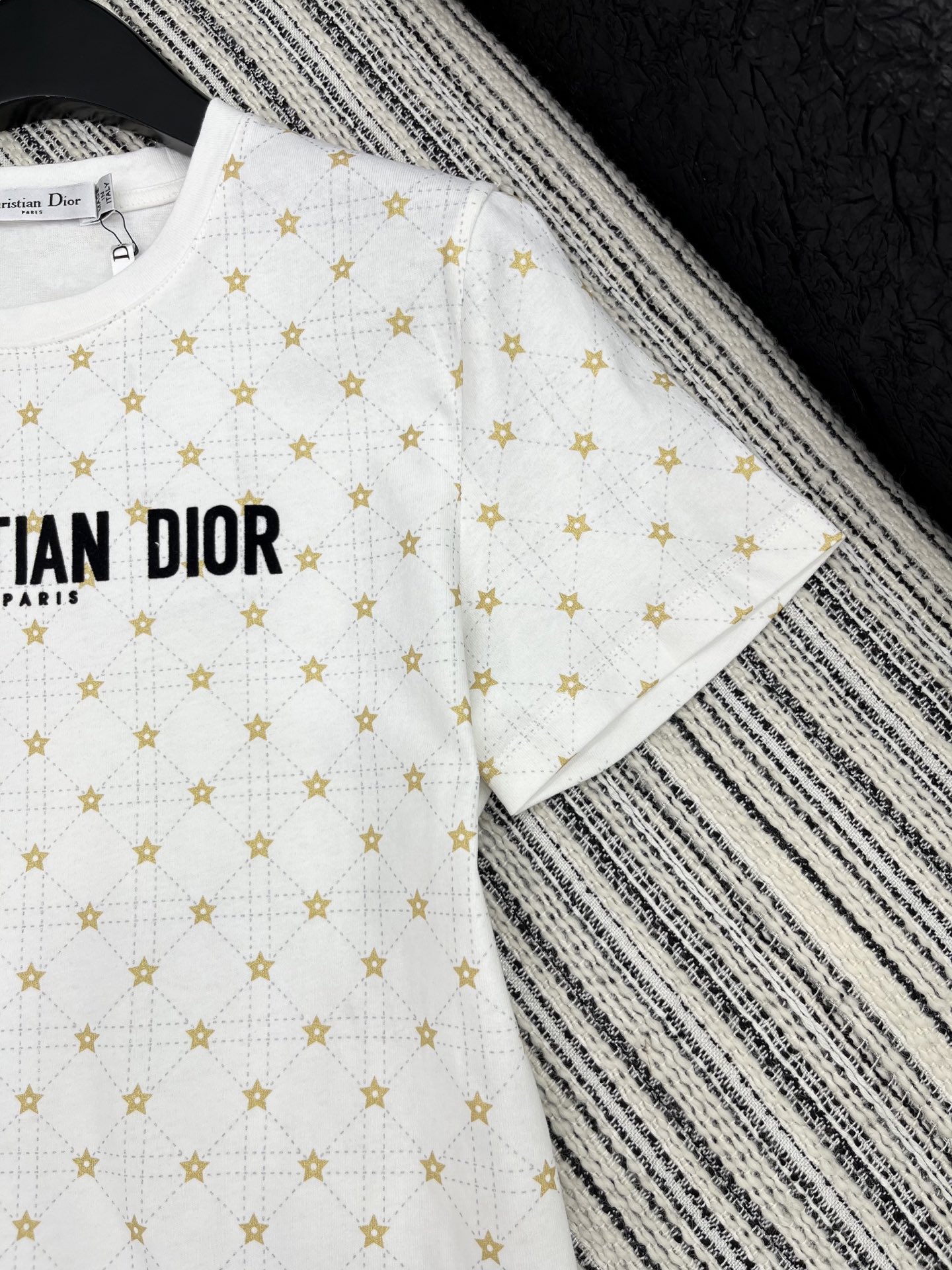 🛒𝐍𝐄𝐖 · 𝟐𝟎𝟐5/爆款现货原单品质 Dio*｜2025星星✨印花短袖T恤 经典色系减龄装上身的触感