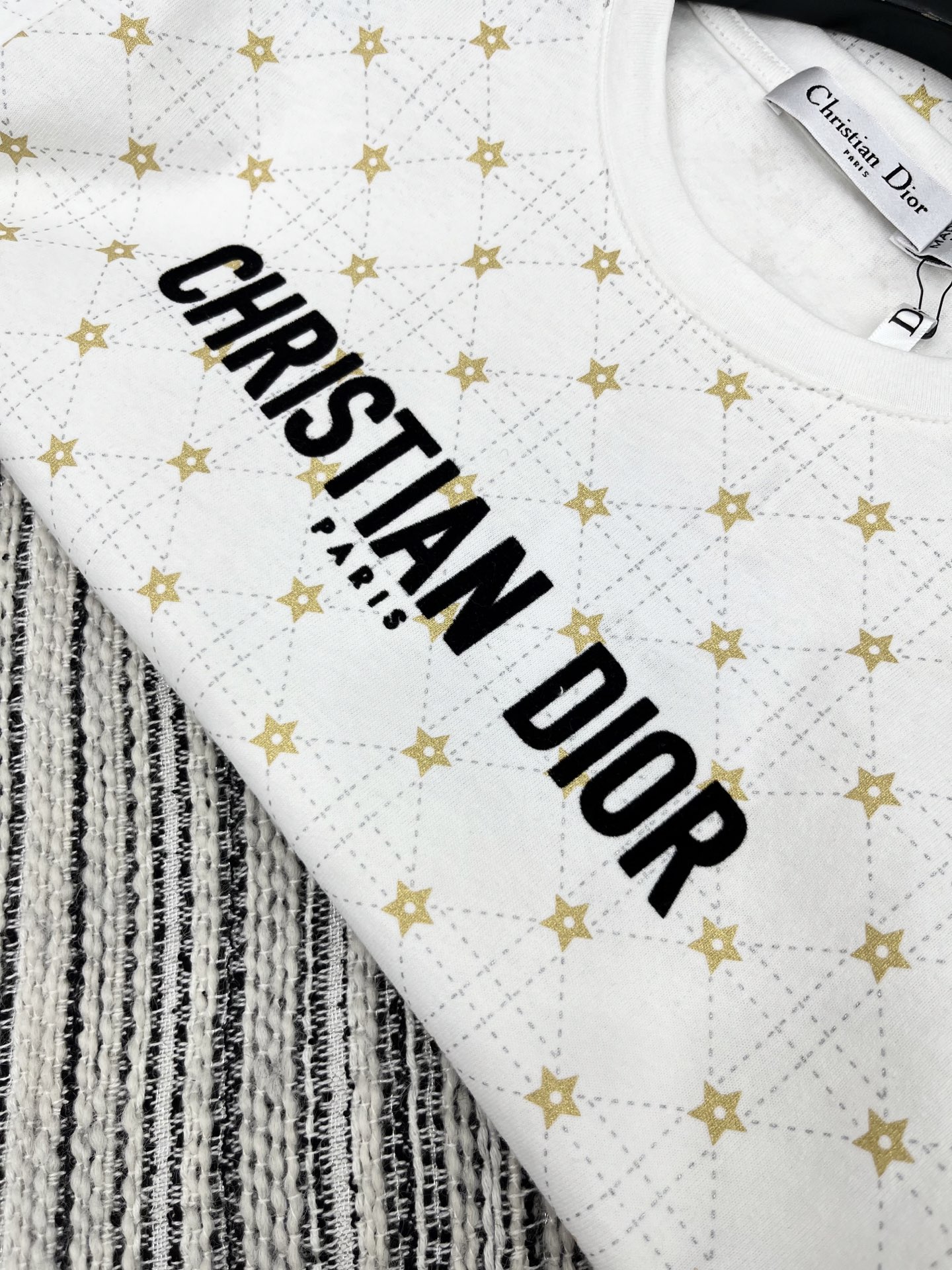 🛒𝐍𝐄𝐖 · 𝟐𝟎𝟐5/爆款现货原单品质 Dio*｜2025星星✨印花短袖T恤 经典色系减龄装上身的触感