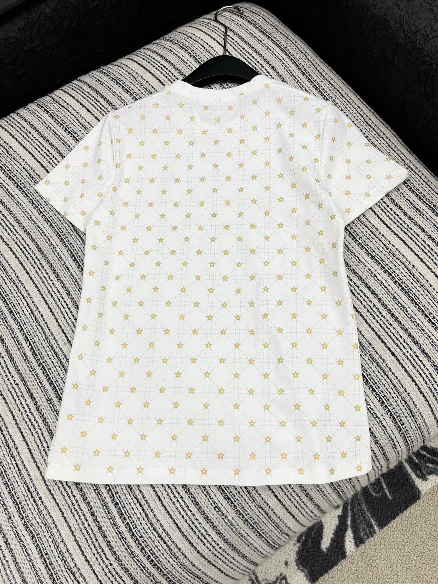 🛒𝐍𝐄𝐖 · 𝟐𝟎𝟐5/爆款现货原单品质 Dio*｜2025星星✨印花短袖T恤 经典色系减龄装上身的触感