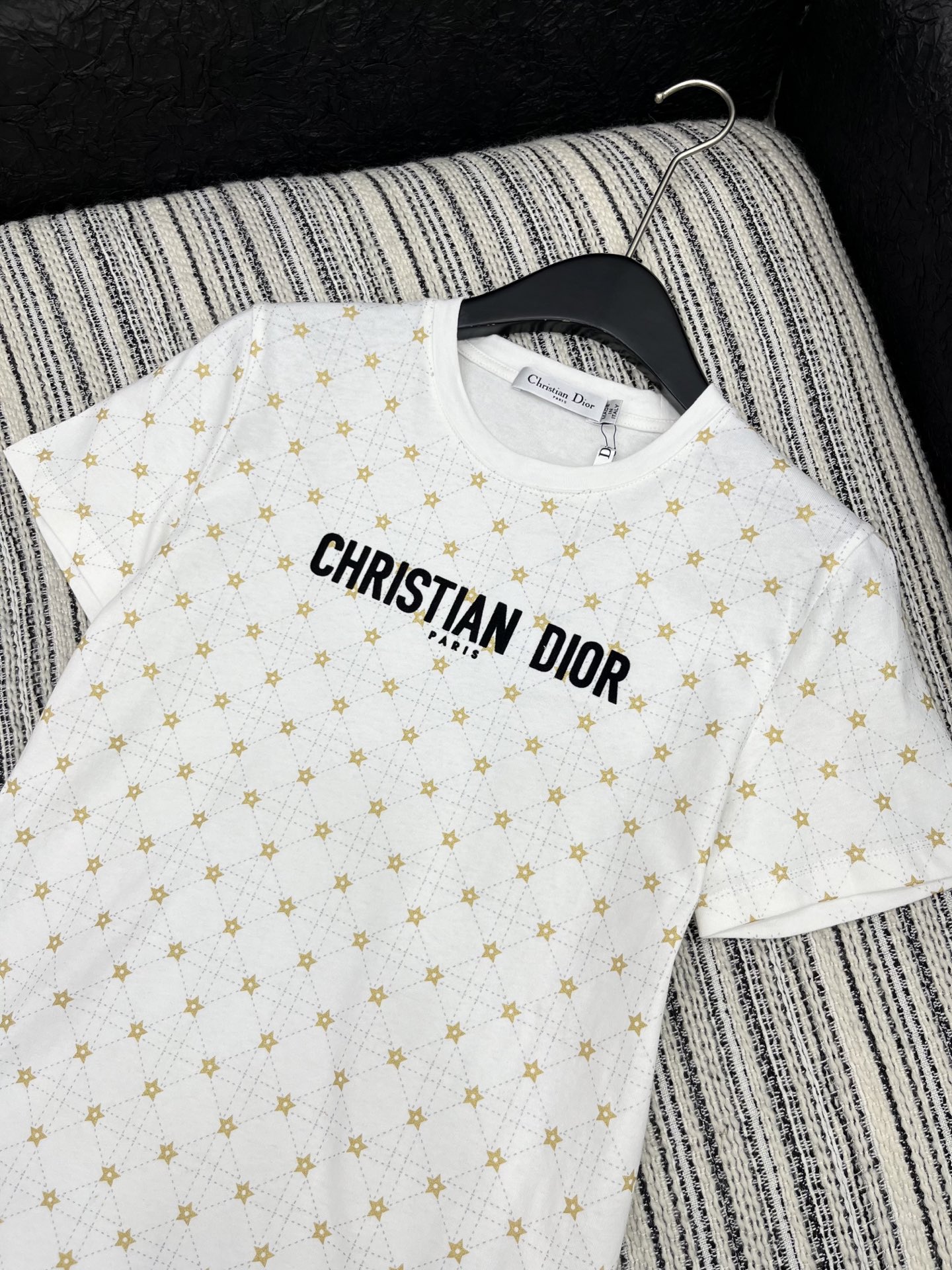 🛒𝐍𝐄𝐖 · 𝟐𝟎𝟐5/爆款现货原单品质 Dio*｜2025星星✨印花短袖T恤 经典色系减龄装上身的触感