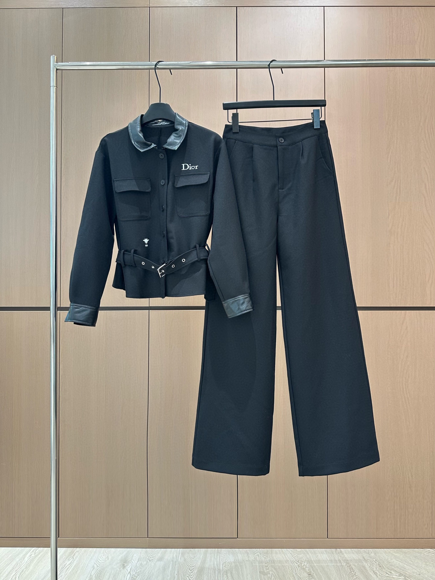 🛒𝐍𝐄𝐖 · 𝟐𝟎𝟐5/爆款现货设计师 原创｜撞色拼接休闲套装拼皮翻领休闲外套，搭配休闲裤，定制面料，日