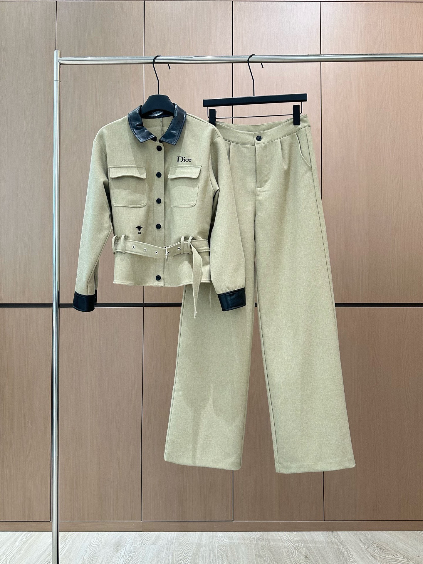 🛒𝐍𝐄𝐖 · 𝟐𝟎𝟐5/爆款现货设计师 原创｜撞色拼接休闲套装拼皮翻领休闲外套，搭配休闲裤，定制面料，日