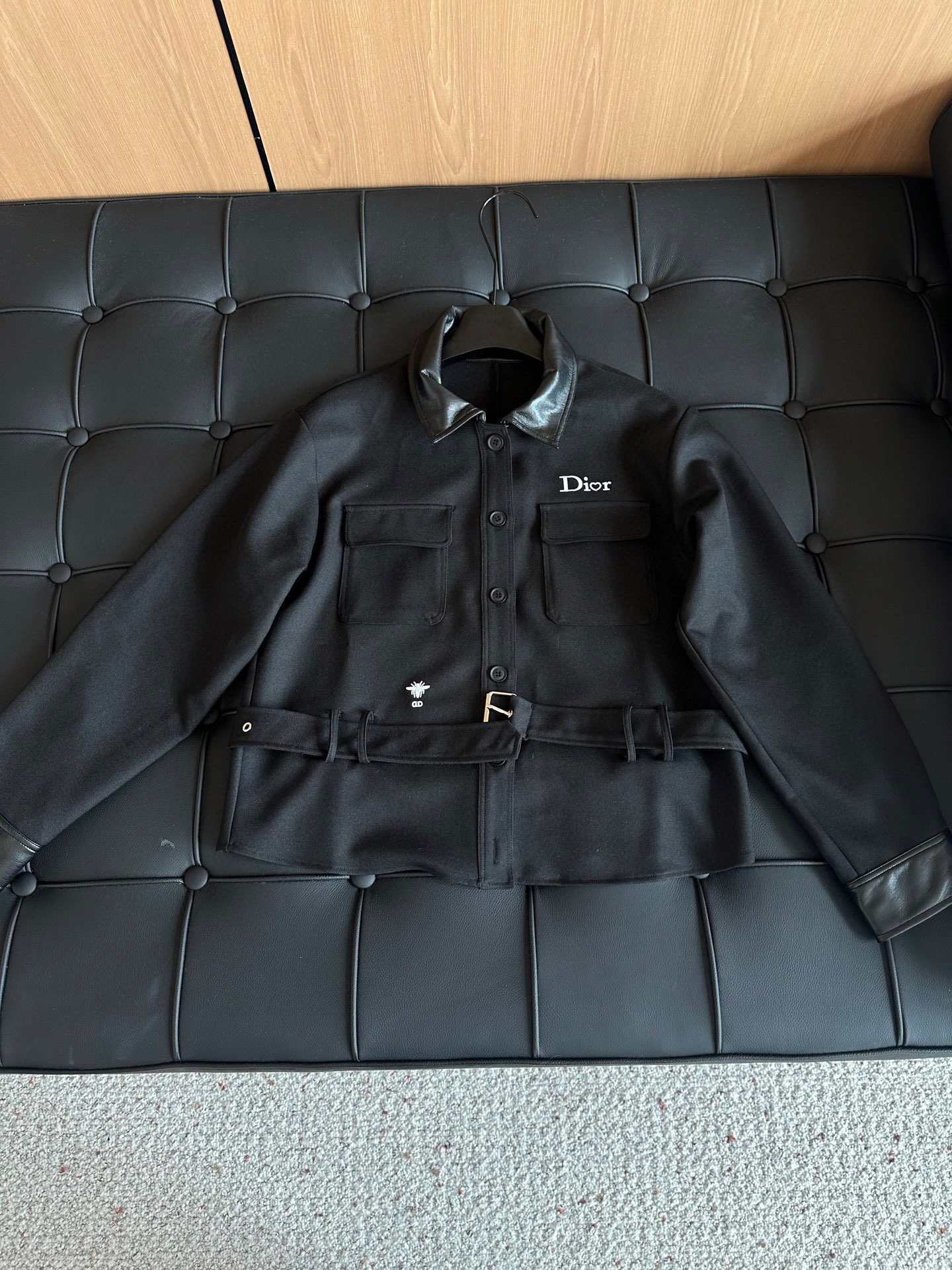 🛒𝐍𝐄𝐖 · 𝟐𝟎𝟐5/爆款现货设计师 原创｜撞色拼接休闲套装拼皮翻领休闲外套，搭配休闲裤，定制面料，日