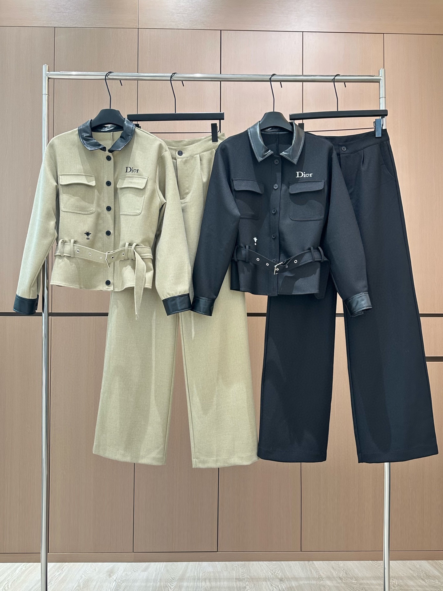 🛒𝐍𝐄𝐖 · 𝟐𝟎𝟐5/爆款现货设计师 原创｜撞色拼接休闲套装拼皮翻领休闲外套，搭配休闲裤，定制面料，日