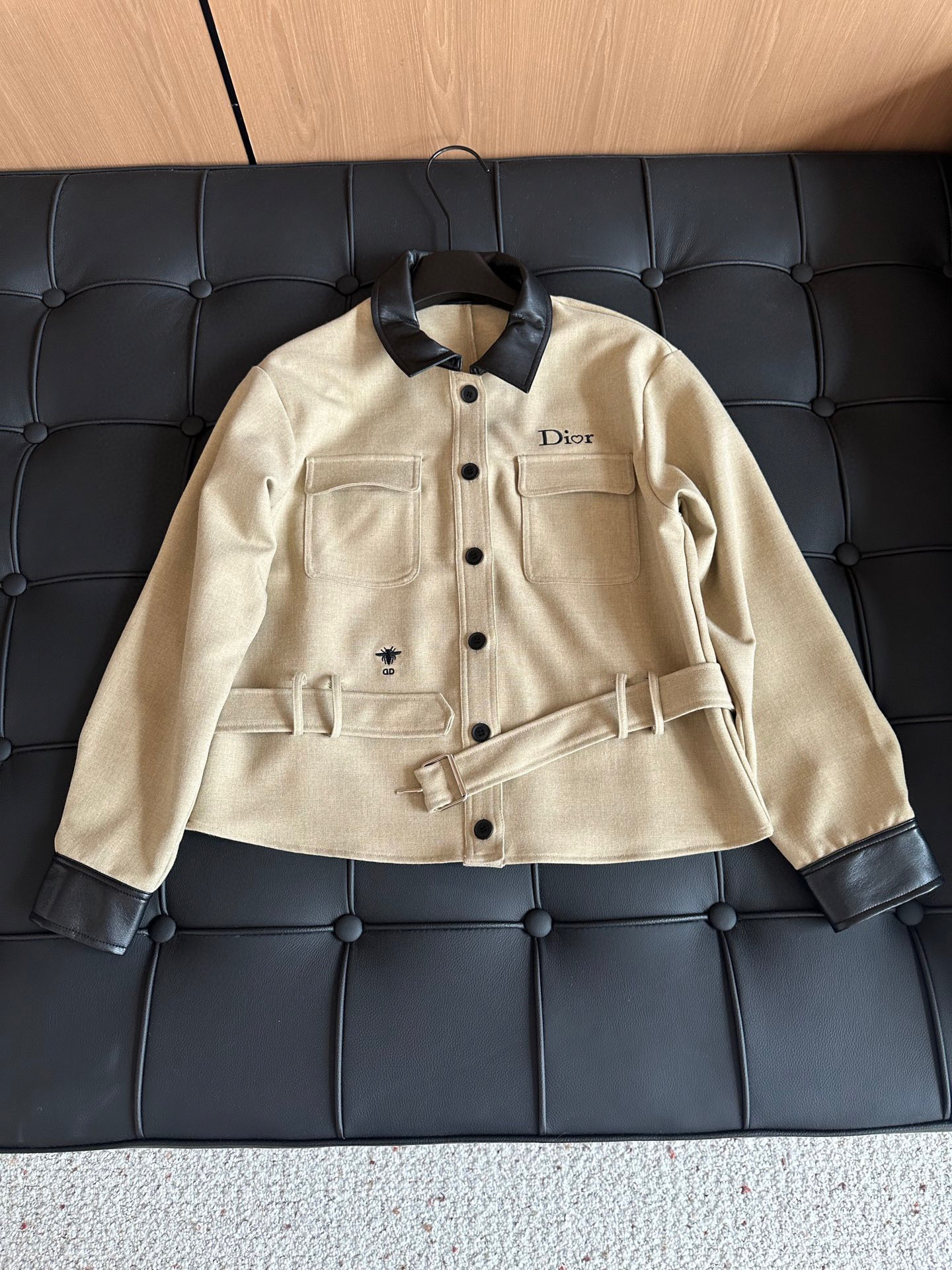 🛒𝐍𝐄𝐖 · 𝟐𝟎𝟐5/爆款现货设计师 原创｜撞色拼接休闲套装拼皮翻领休闲外套，搭配休闲裤，定制面料，日