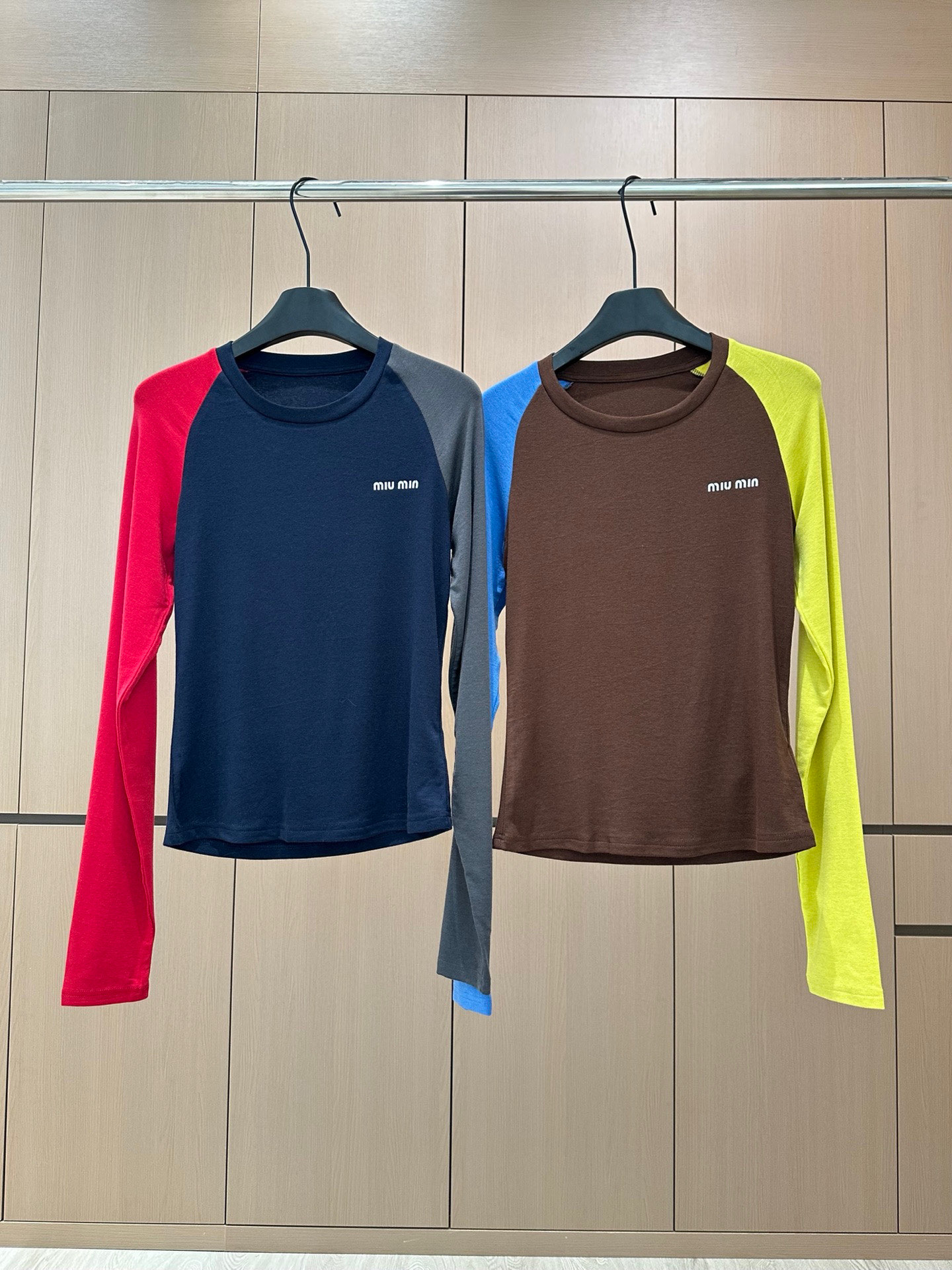 🛒𝐍𝐄𝐖 · 𝟐𝟎𝟐5/爆款现货设计师 原创｜2025新款天丝羊毛撞色打底衫云感舒适的系列！上身的触感谁