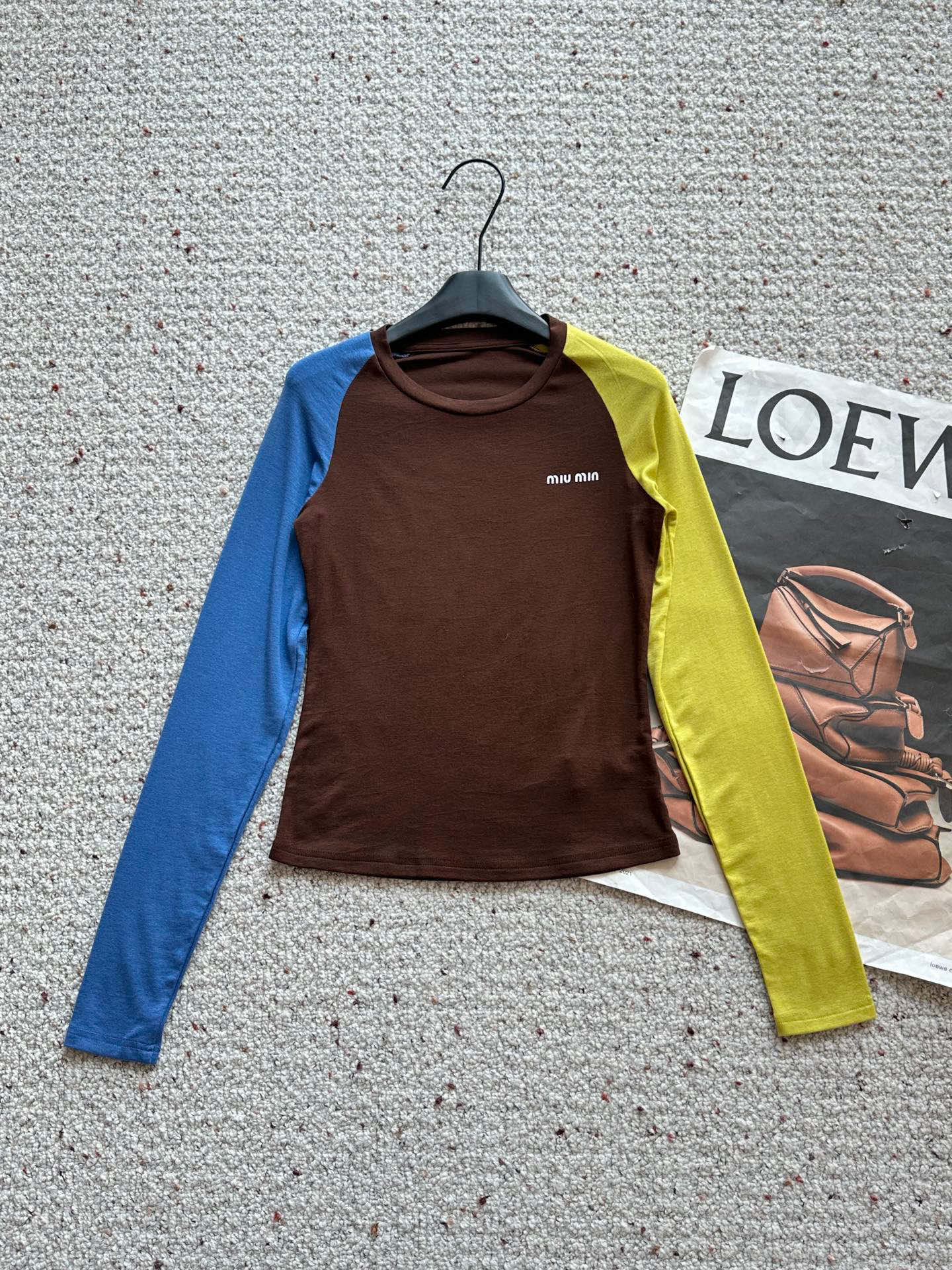 🛒𝐍𝐄𝐖 · 𝟐𝟎𝟐5/爆款现货设计师 原创｜2025新款天丝羊毛撞色打底衫云感舒适的系列！上身的触感谁