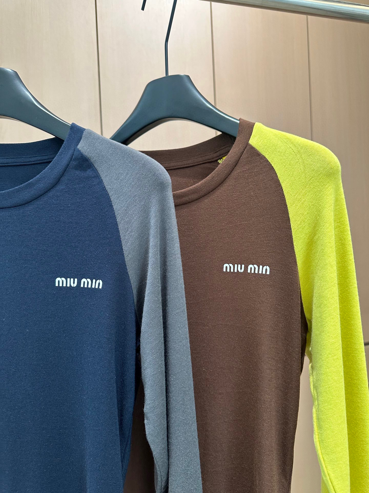 🛒𝐍𝐄𝐖 · 𝟐𝟎𝟐5/爆款现货设计师 原创｜2025新款天丝羊毛撞色打底衫云感舒适的系列！上身的触感谁