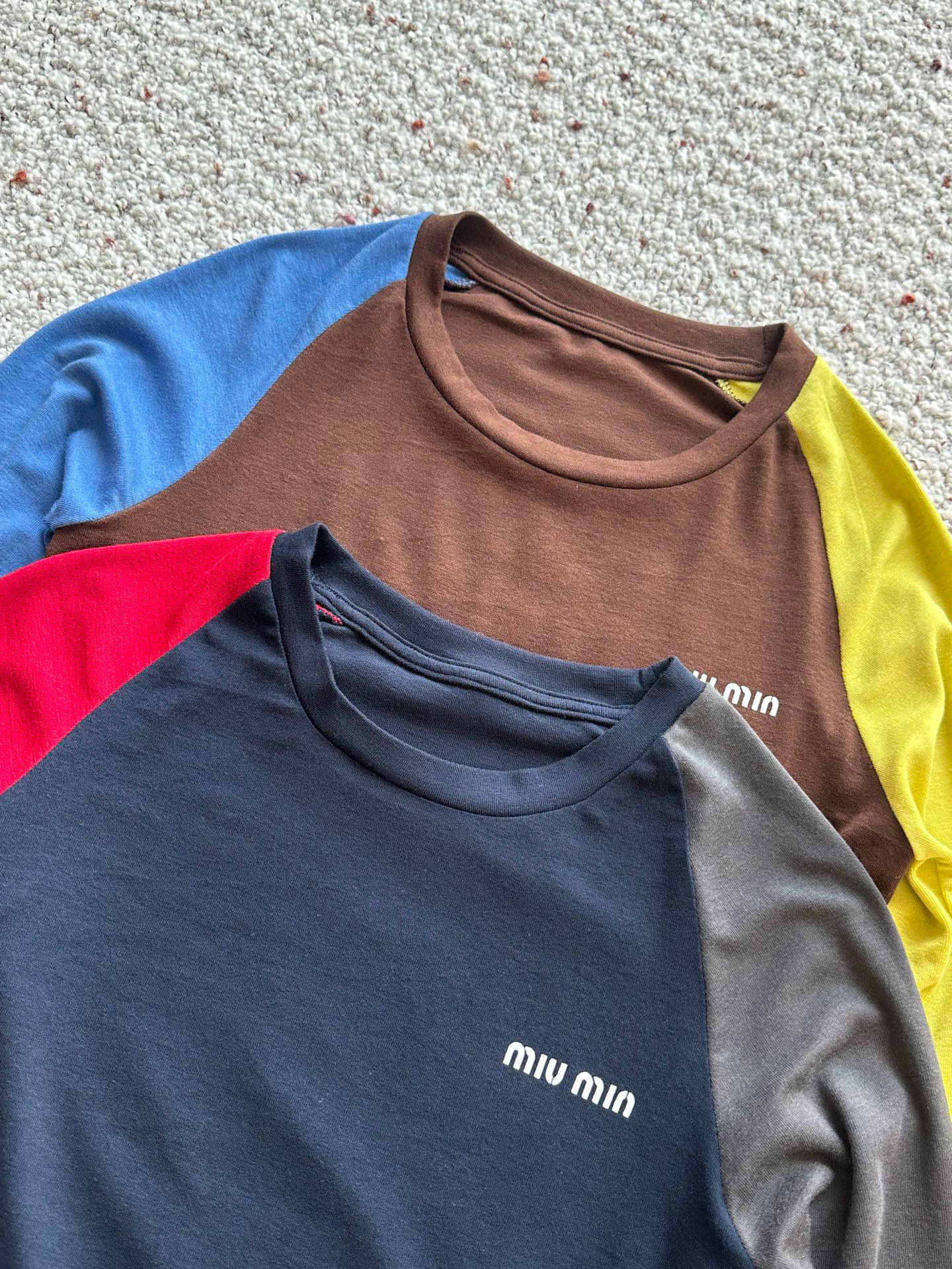 🛒𝐍𝐄𝐖 · 𝟐𝟎𝟐5/爆款现货设计师 原创｜2025新款天丝羊毛撞色打底衫云感舒适的系列！上身的触感谁