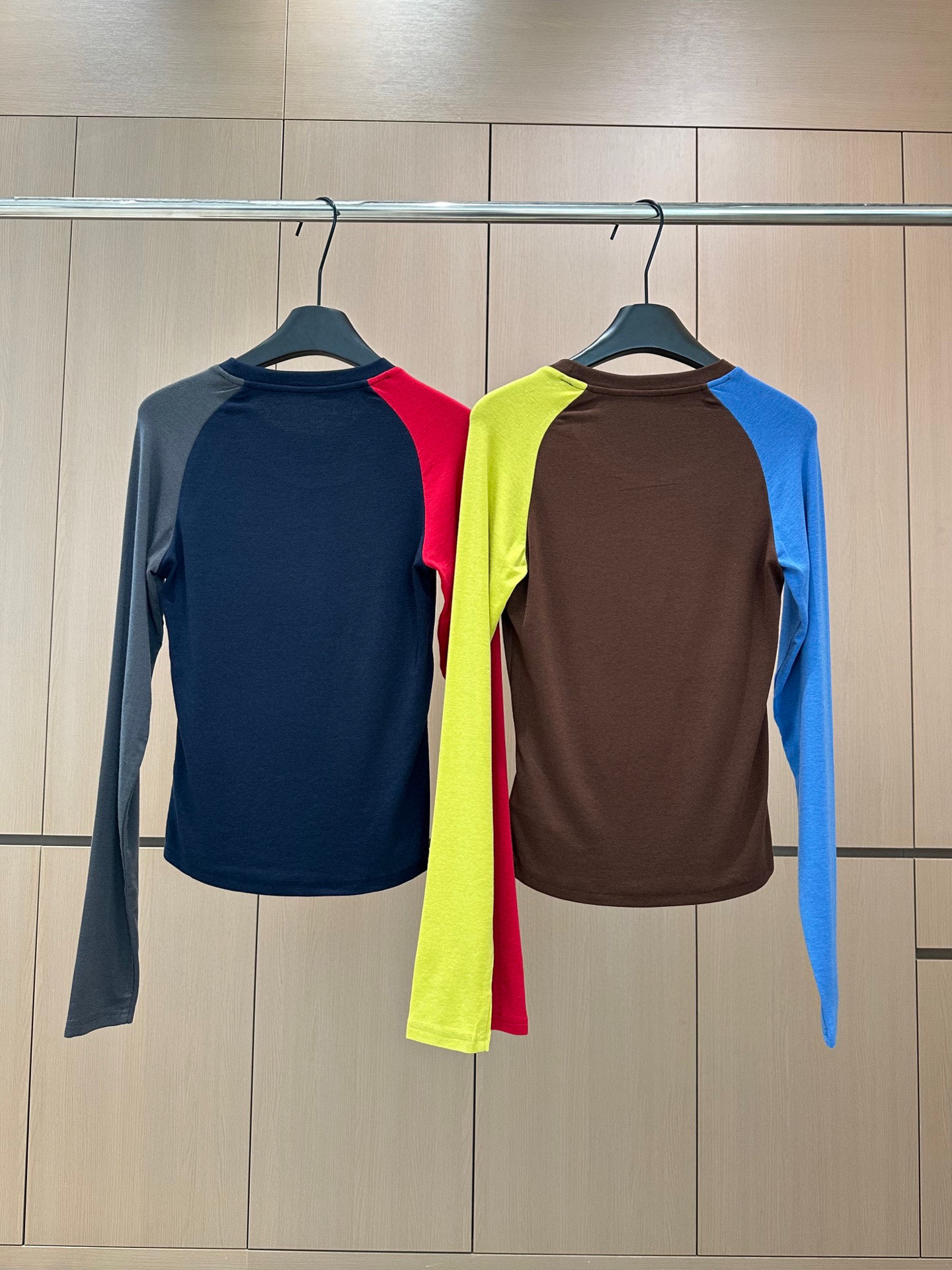 🛒𝐍𝐄𝐖 · 𝟐𝟎𝟐5/爆款现货设计师 原创｜2025新款天丝羊毛撞色打底衫云感舒适的系列！上身的触感谁