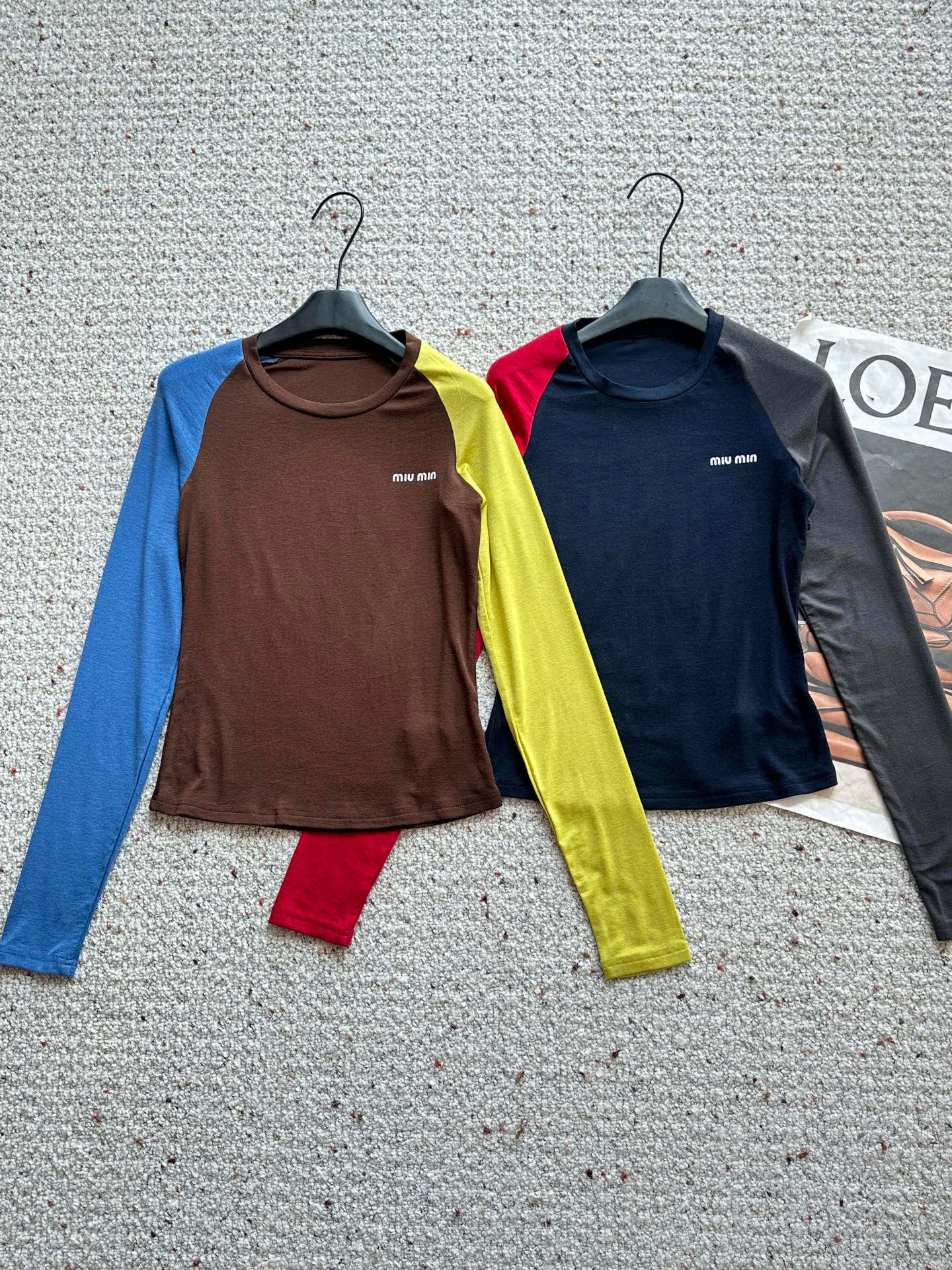 🛒𝐍𝐄𝐖 · 𝟐𝟎𝟐5/爆款现货设计师 原创｜2025新款天丝羊毛撞色打底衫云感舒适的系列！上身的触感谁