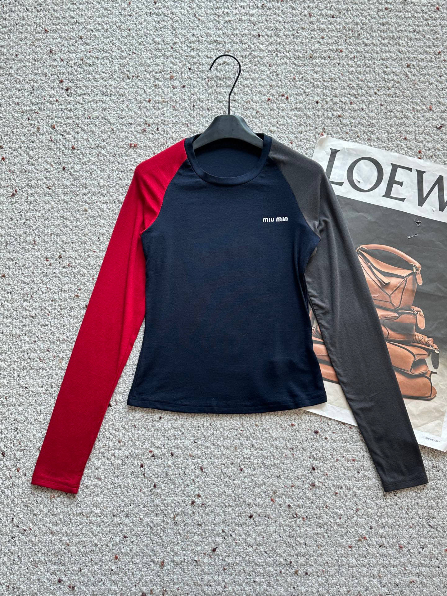 🛒𝐍𝐄𝐖 · 𝟐𝟎𝟐5/爆款现货设计师 原创｜2025新款天丝羊毛撞色打底衫云感舒适的系列！上身的触感谁