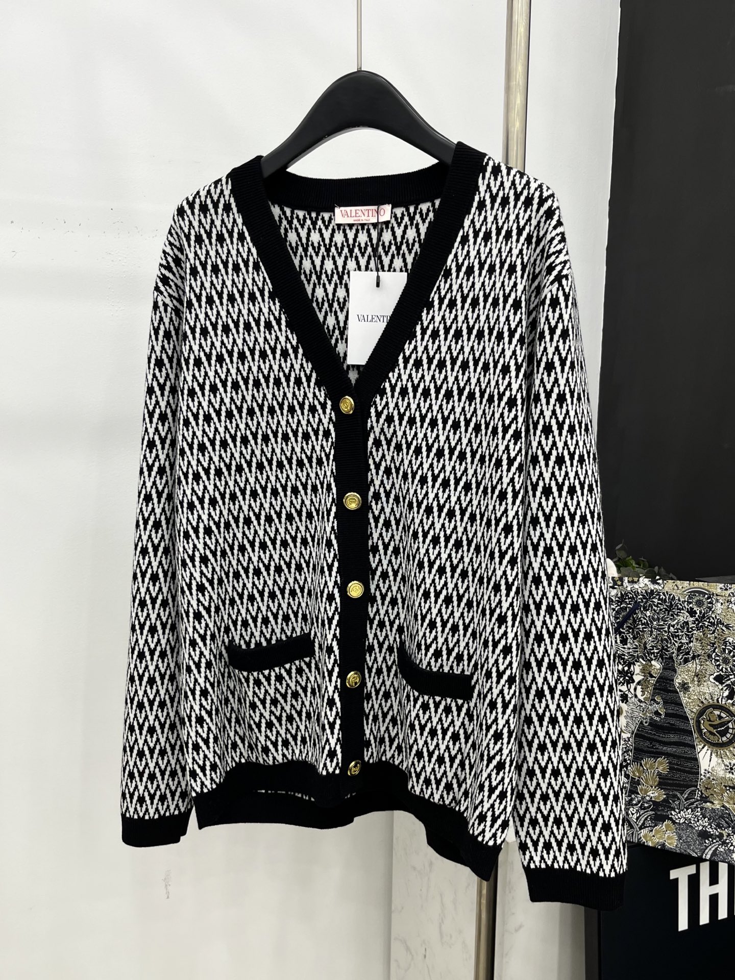 🛒𝐍𝐄𝐖 · 𝟐𝟎𝟐5/爆款现货原单品质 Valen*｜25限定系列新品字母提花针织开衫经典撞色系 V领