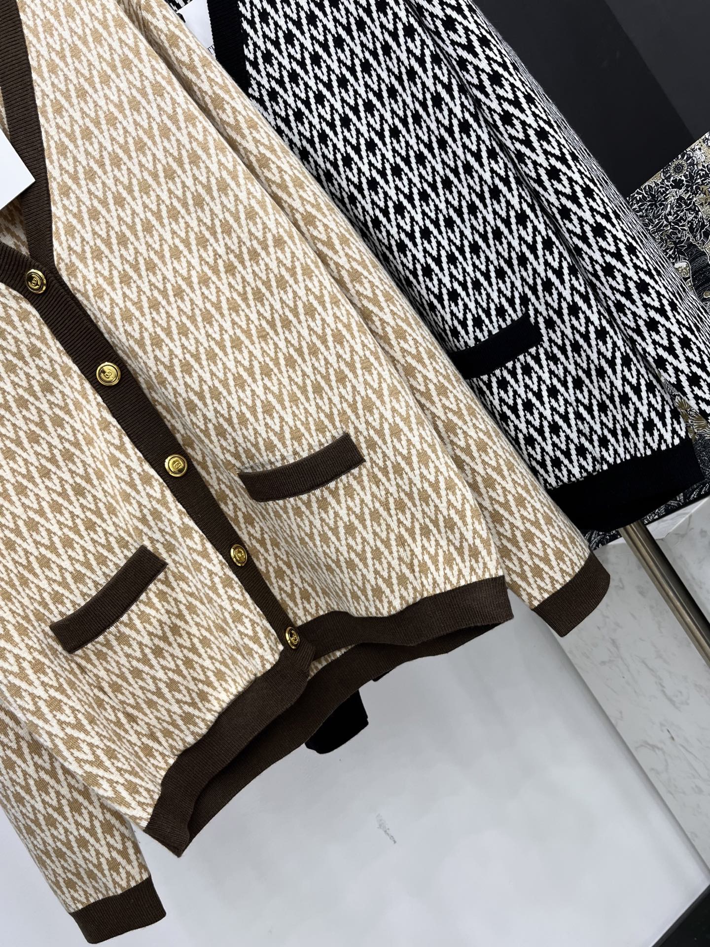 🛒𝐍𝐄𝐖 · 𝟐𝟎𝟐5/爆款现货原单品质 Valen*｜25限定系列新品字母提花针织开衫经典撞色系 V领