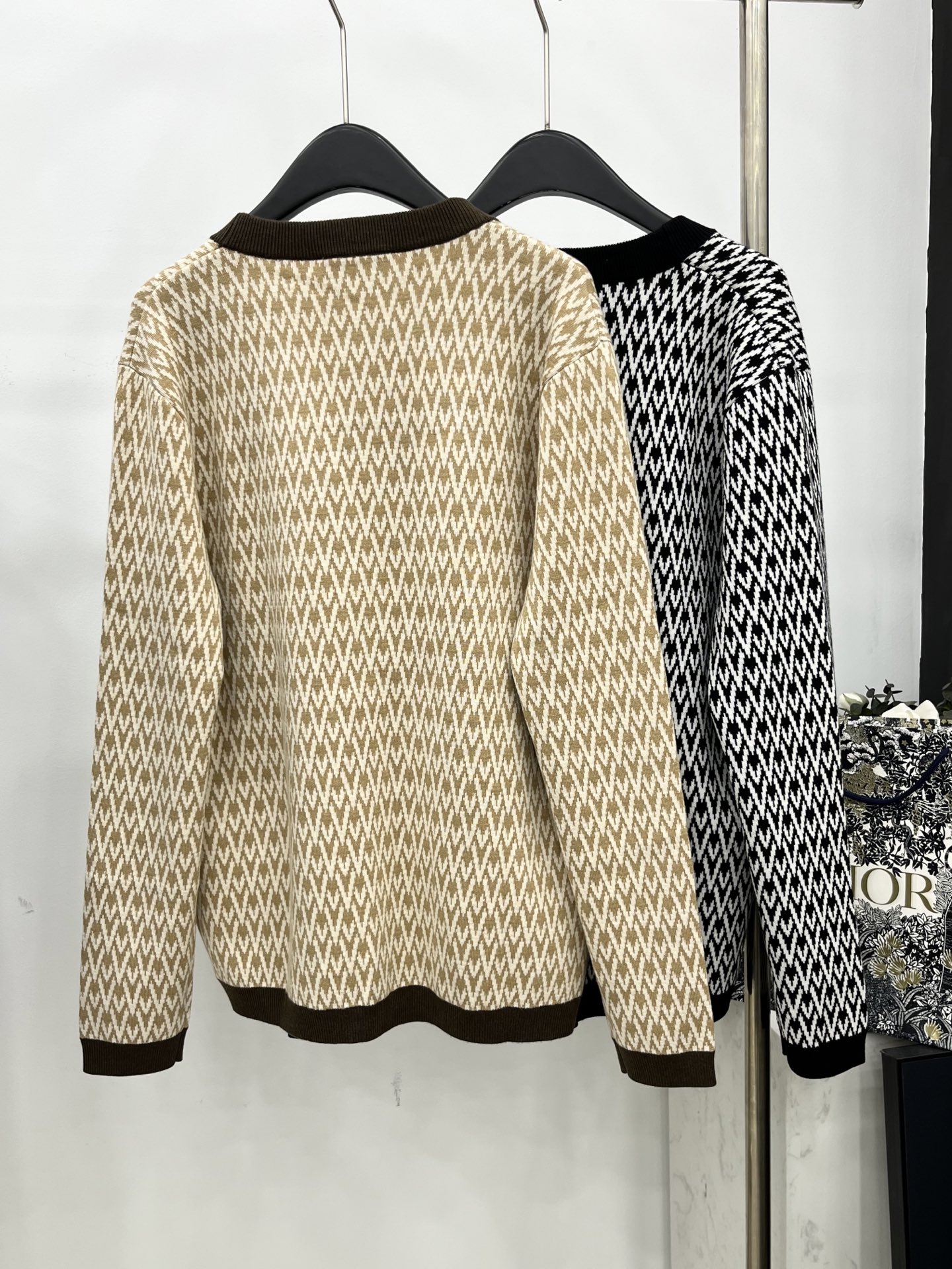 🛒𝐍𝐄𝐖 · 𝟐𝟎𝟐5/爆款现货原单品质 Valen*｜25限定系列新品字母提花针织开衫经典撞色系 V领