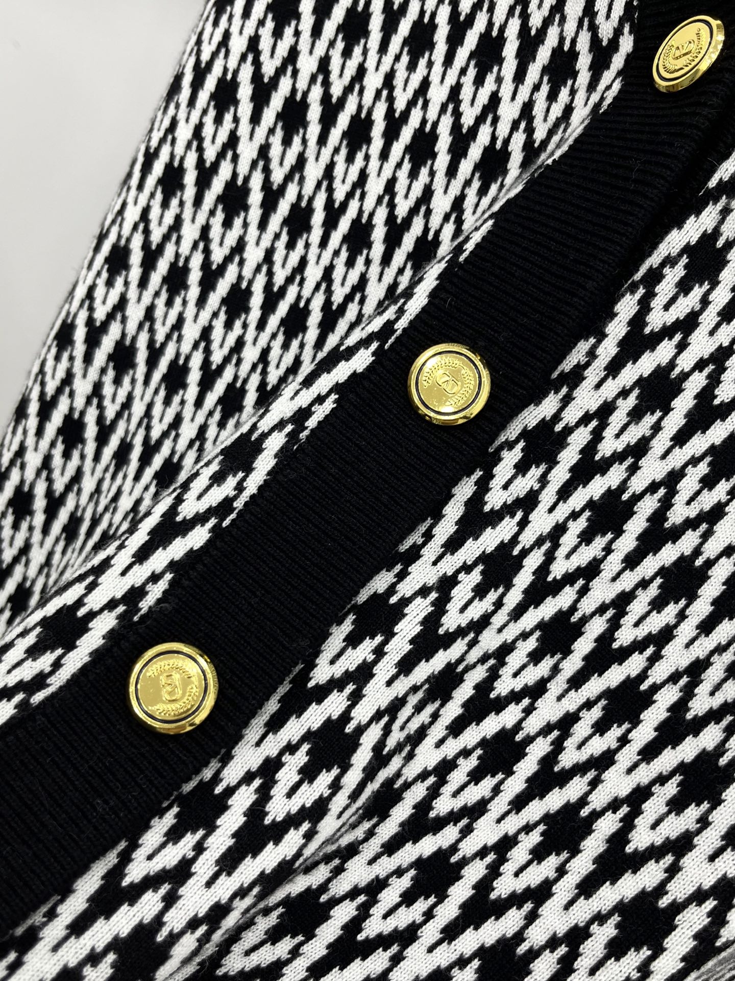 🛒𝐍𝐄𝐖 · 𝟐𝟎𝟐5/爆款现货原单品质 Valen*｜25限定系列新品字母提花针织开衫经典撞色系 V领