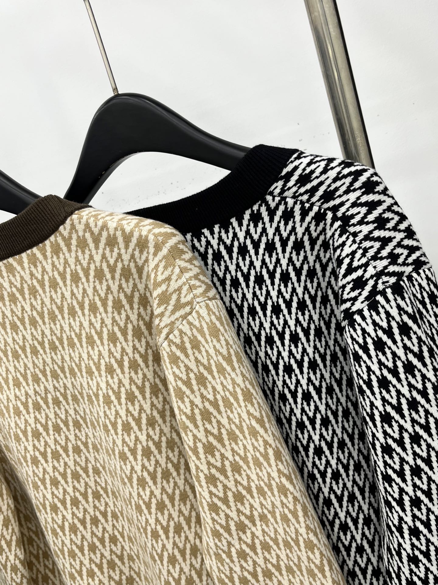 🛒𝐍𝐄𝐖 · 𝟐𝟎𝟐5/爆款现货原单品质 Valen*｜25限定系列新品字母提花针织开衫经典撞色系 V领