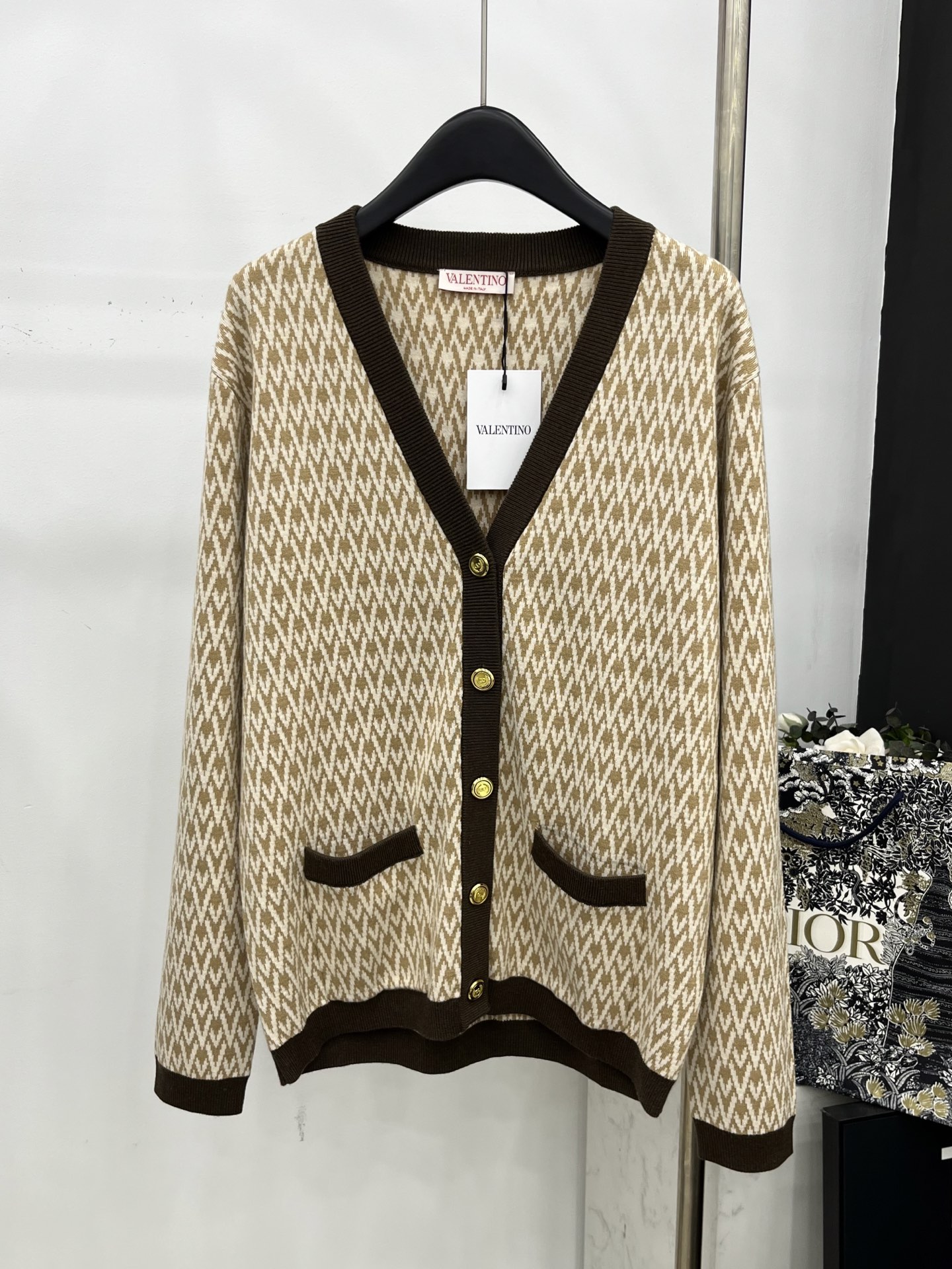 🛒𝐍𝐄𝐖 · 𝟐𝟎𝟐5/爆款现货原单品质 Valen*｜25限定系列新品字母提花针织开衫经典撞色系 V领