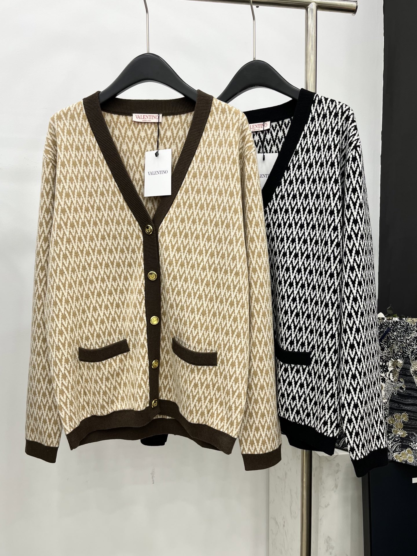 🛒𝐍𝐄𝐖 · 𝟐𝟎𝟐5/爆款现货原单品质 Valen*｜25限定系列新品字母提花针织开衫经典撞色系 V领