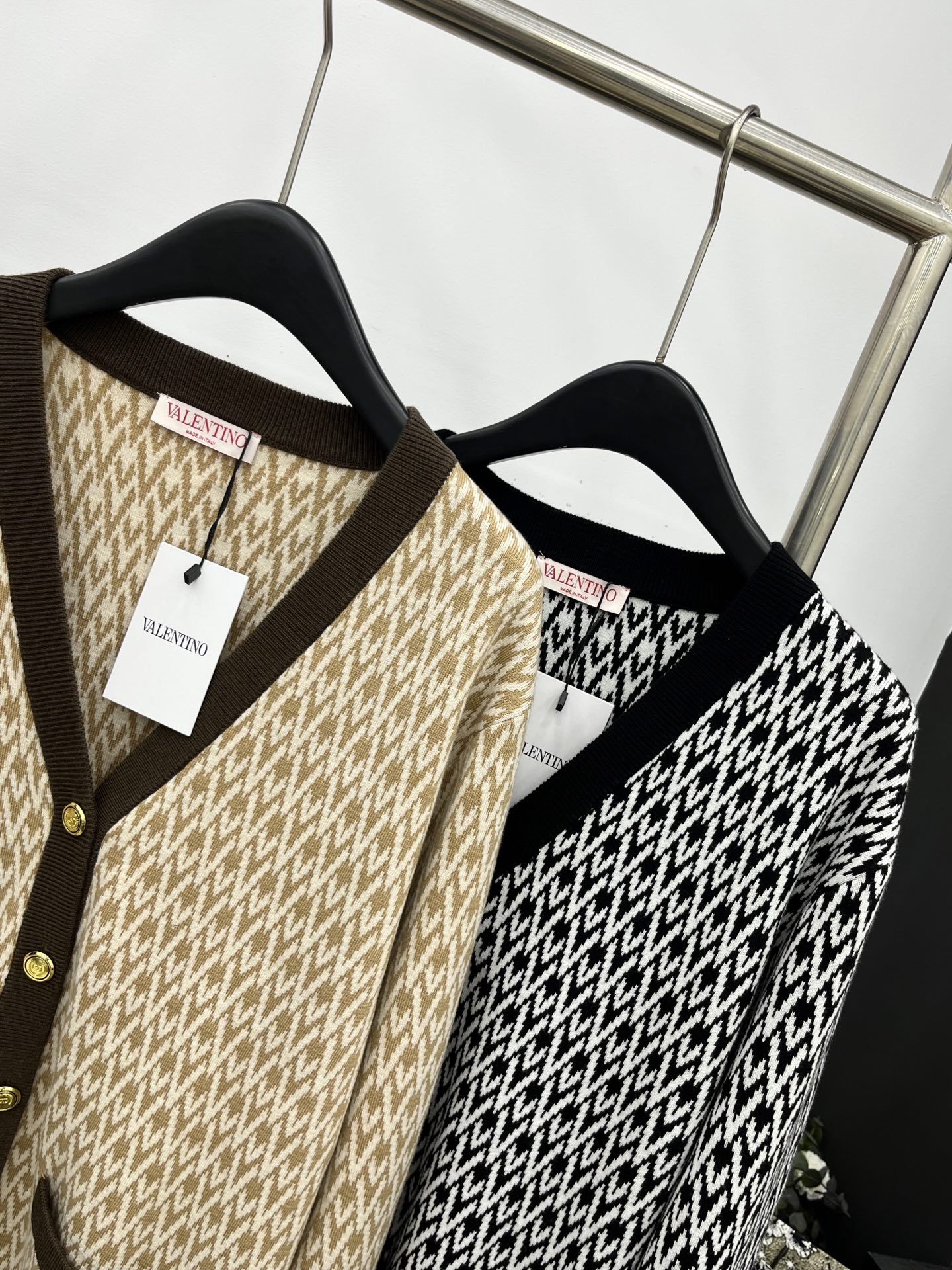 🛒𝐍𝐄𝐖 · 𝟐𝟎𝟐5/爆款现货原单品质 Valen*｜25限定系列新品字母提花针织开衫经典撞色系 V领