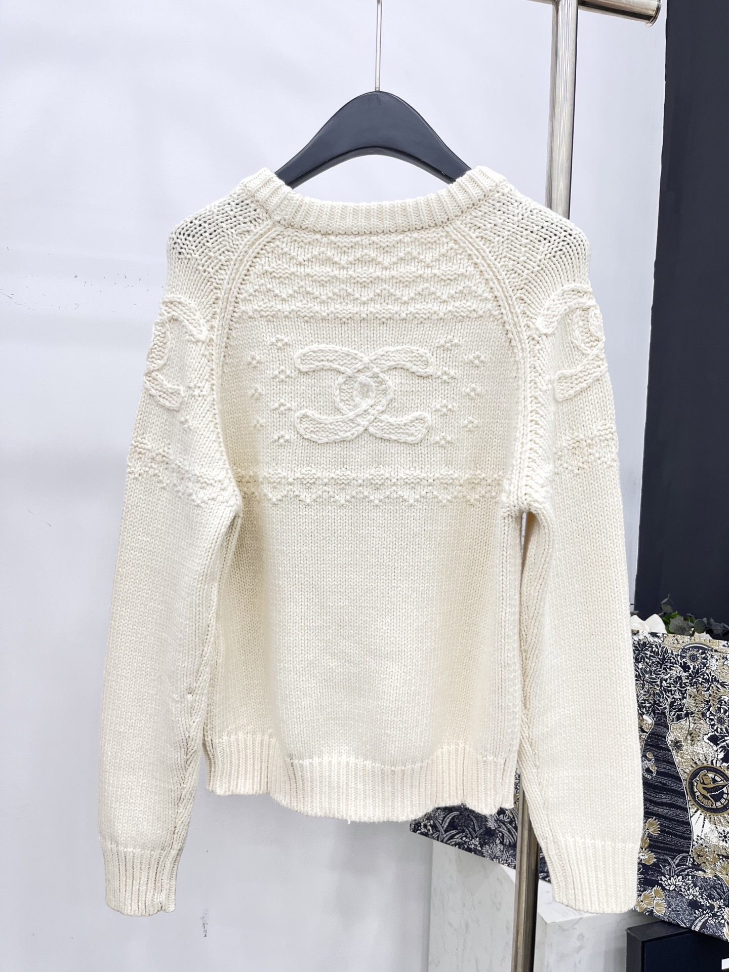 🛒𝐍𝐄𝐖 · 𝟐𝟎𝟐5/爆款现货原单品质 Chan*｜25中古系列重工双C钩花圆领毛衣设计高级又时髦！1