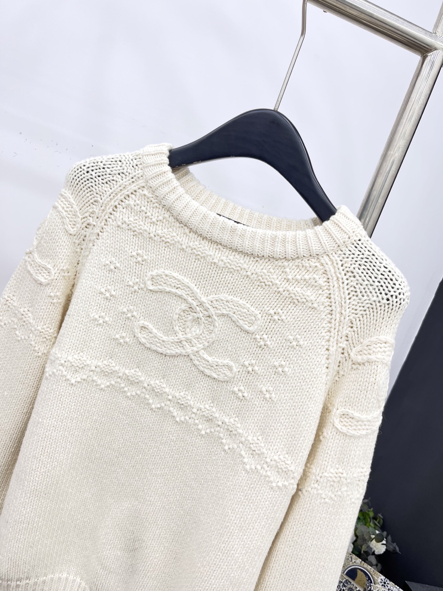 🛒𝐍𝐄𝐖 · 𝟐𝟎𝟐5/爆款现货原单品质 Chan*｜25中古系列重工双C钩花圆领毛衣设计高级又时髦！1