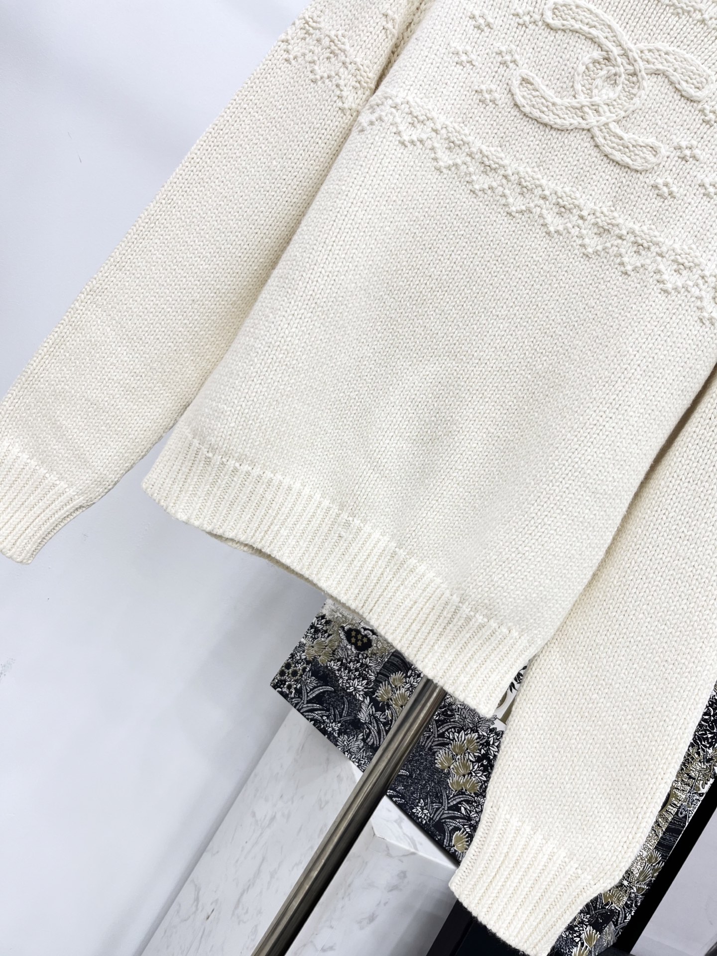 🛒𝐍𝐄𝐖 · 𝟐𝟎𝟐5/爆款现货原单品质 Chan*｜25中古系列重工双C钩花圆领毛衣设计高级又时髦！1