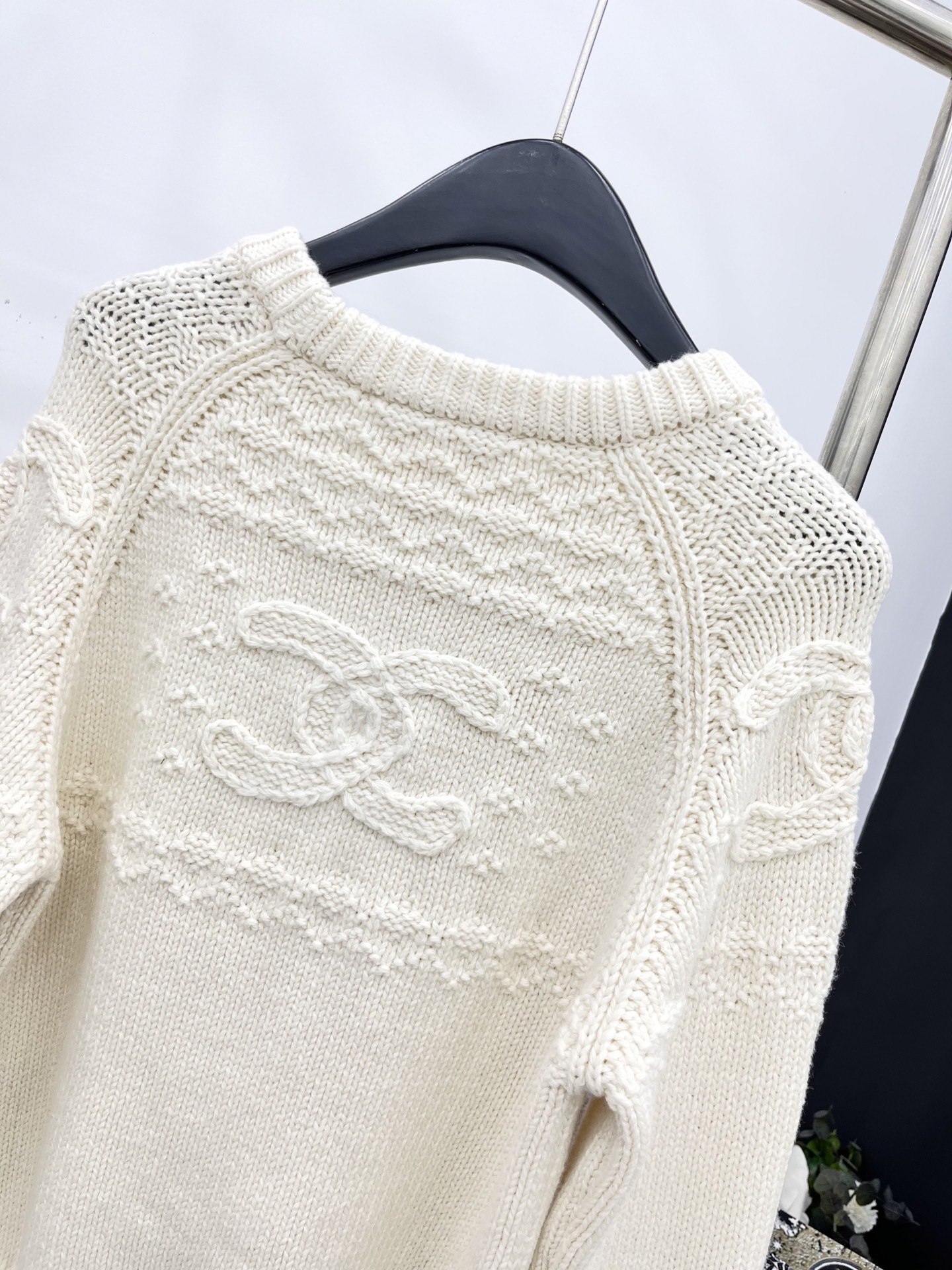 🛒𝐍𝐄𝐖 · 𝟐𝟎𝟐5/爆款现货原单品质 Chan*｜25中古系列重工双C钩花圆领毛衣设计高级又时髦！1