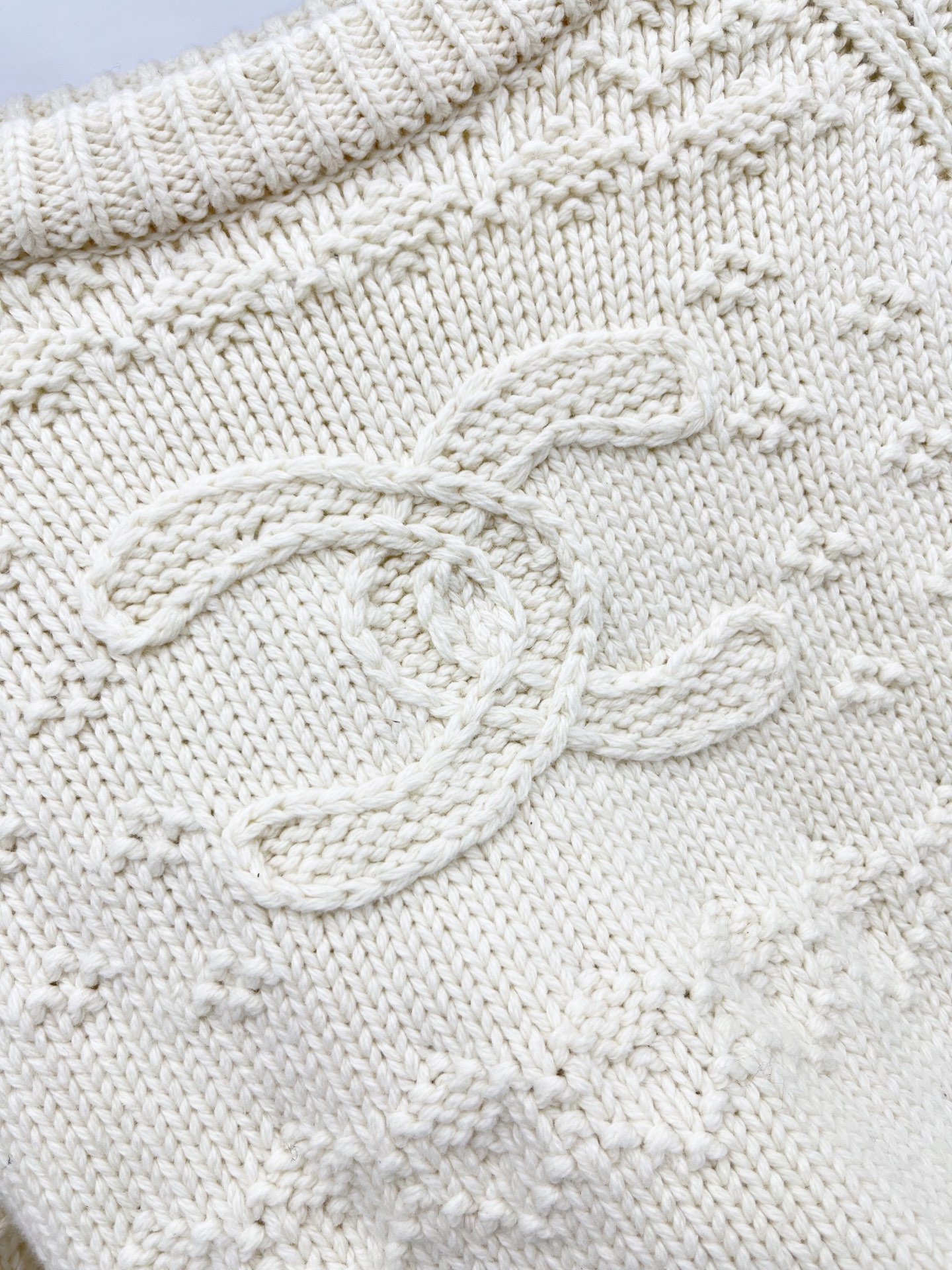 🛒𝐍𝐄𝐖 · 𝟐𝟎𝟐5/爆款现货原单品质 Chan*｜25中古系列重工双C钩花圆领毛衣设计高级又时髦！1