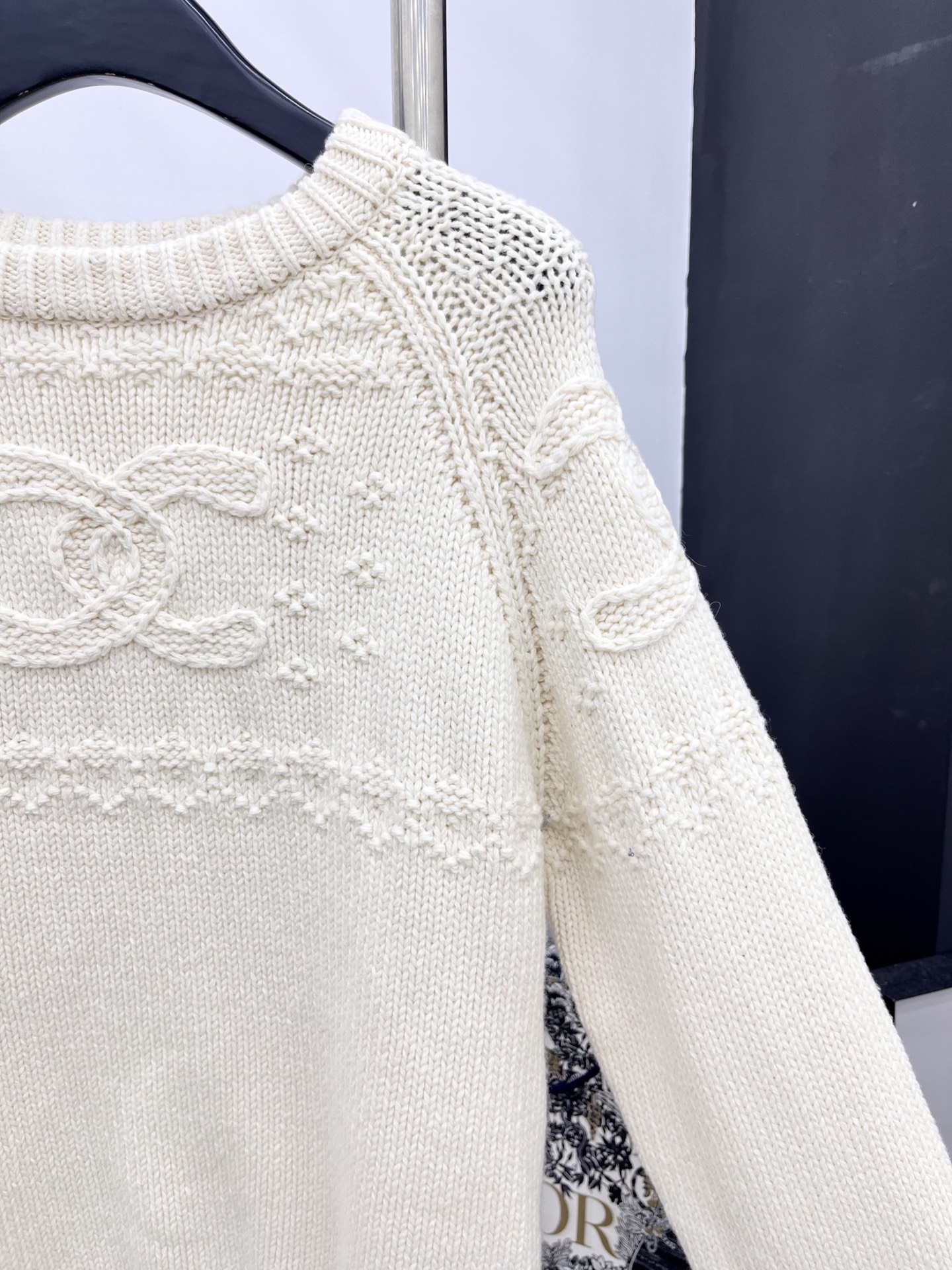 🛒𝐍𝐄𝐖 · 𝟐𝟎𝟐5/爆款现货原单品质 Chan*｜25中古系列重工双C钩花圆领毛衣设计高级又时髦！1