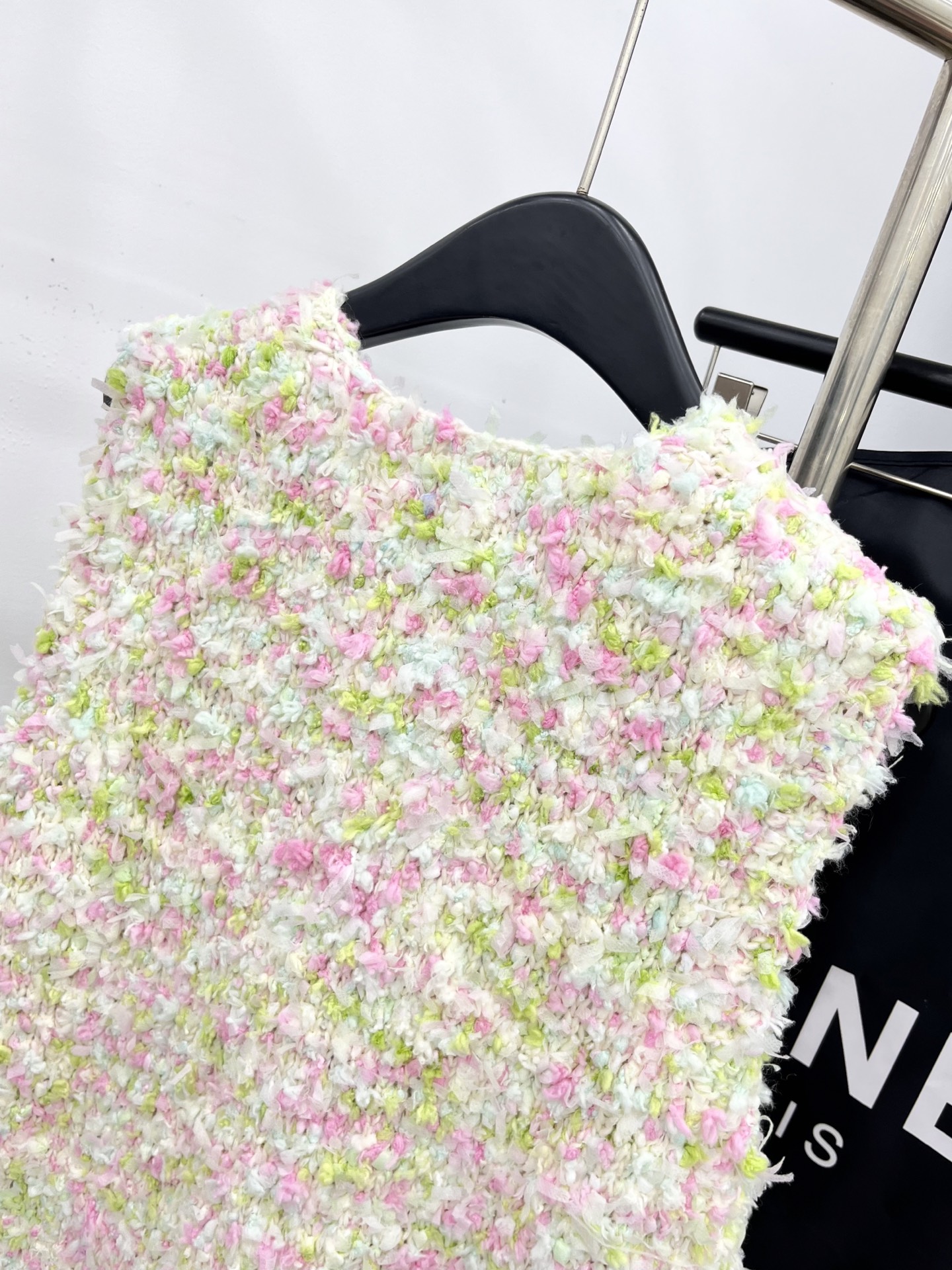 🛒𝐍𝐄𝐖 · 𝟐𝟎𝟐5/爆款现货原单品质 Chan*｜25中古系列重工手工钻扣V领背心外套独家订制纱线 