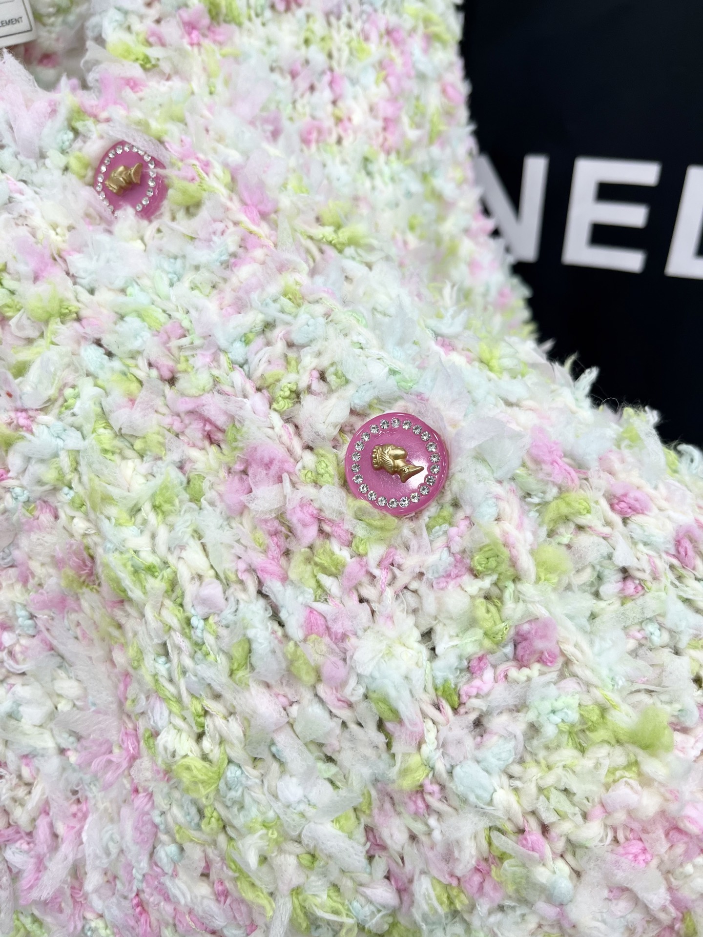 🛒𝐍𝐄𝐖 · 𝟐𝟎𝟐5/爆款现货原单品质 Chan*｜25中古系列重工手工钻扣V领背心外套独家订制纱线 