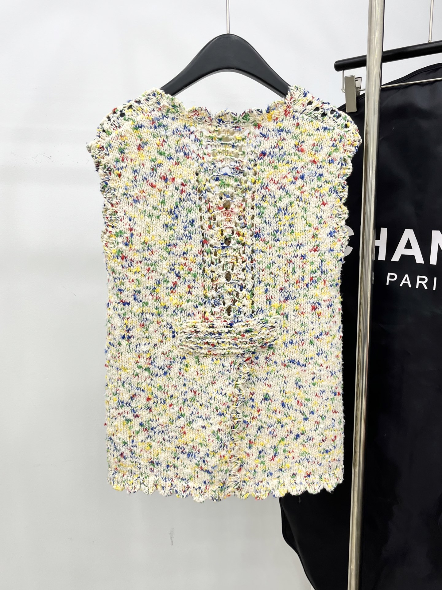 🛒𝐍𝐄𝐖 · 𝟐𝟎𝟐5/爆款现货原单品质 Chan*｜25中古系列重工手工镂空钩花V领背心外套独家订制纱