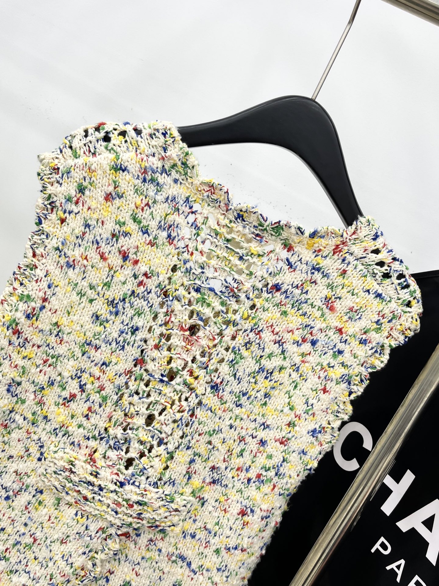 🛒𝐍𝐄𝐖 · 𝟐𝟎𝟐5/爆款现货原单品质 Chan*｜25中古系列重工手工镂空钩花V领背心外套独家订制纱