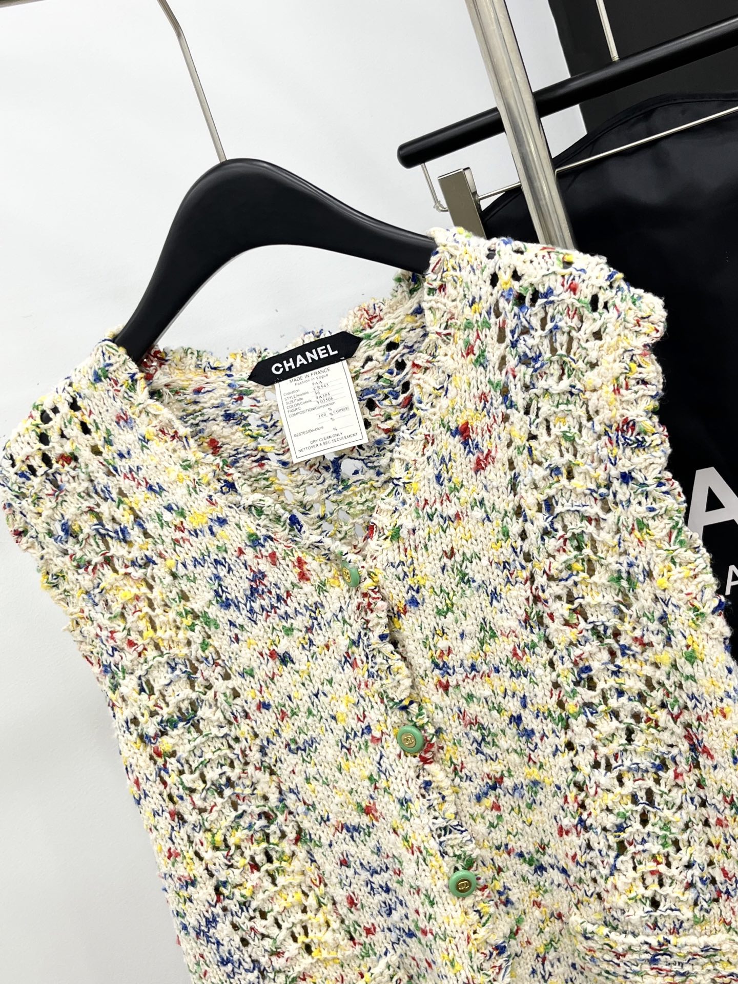 🛒𝐍𝐄𝐖 · 𝟐𝟎𝟐5/爆款现货原单品质 Chan*｜25中古系列重工手工镂空钩花V领背心外套独家订制纱