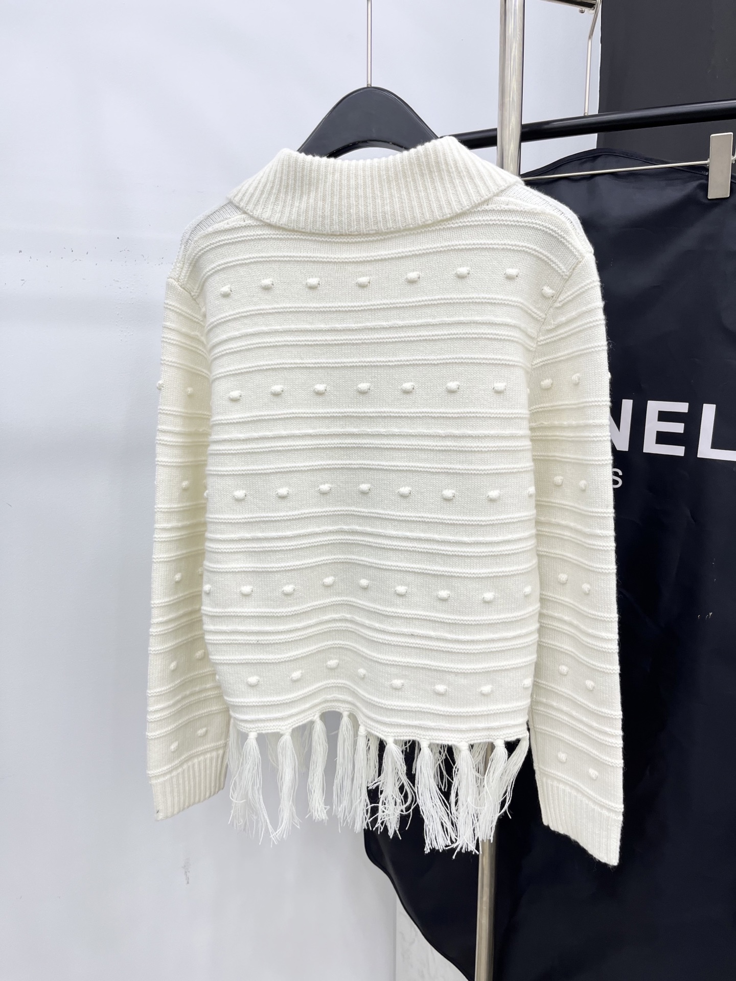 🛒𝐍𝐄𝐖 · 𝟐𝟎𝟐5/爆款现货原单品质 Chan*｜25中古系列重工翻领流苏毛衣设计高级又时髦！1:1