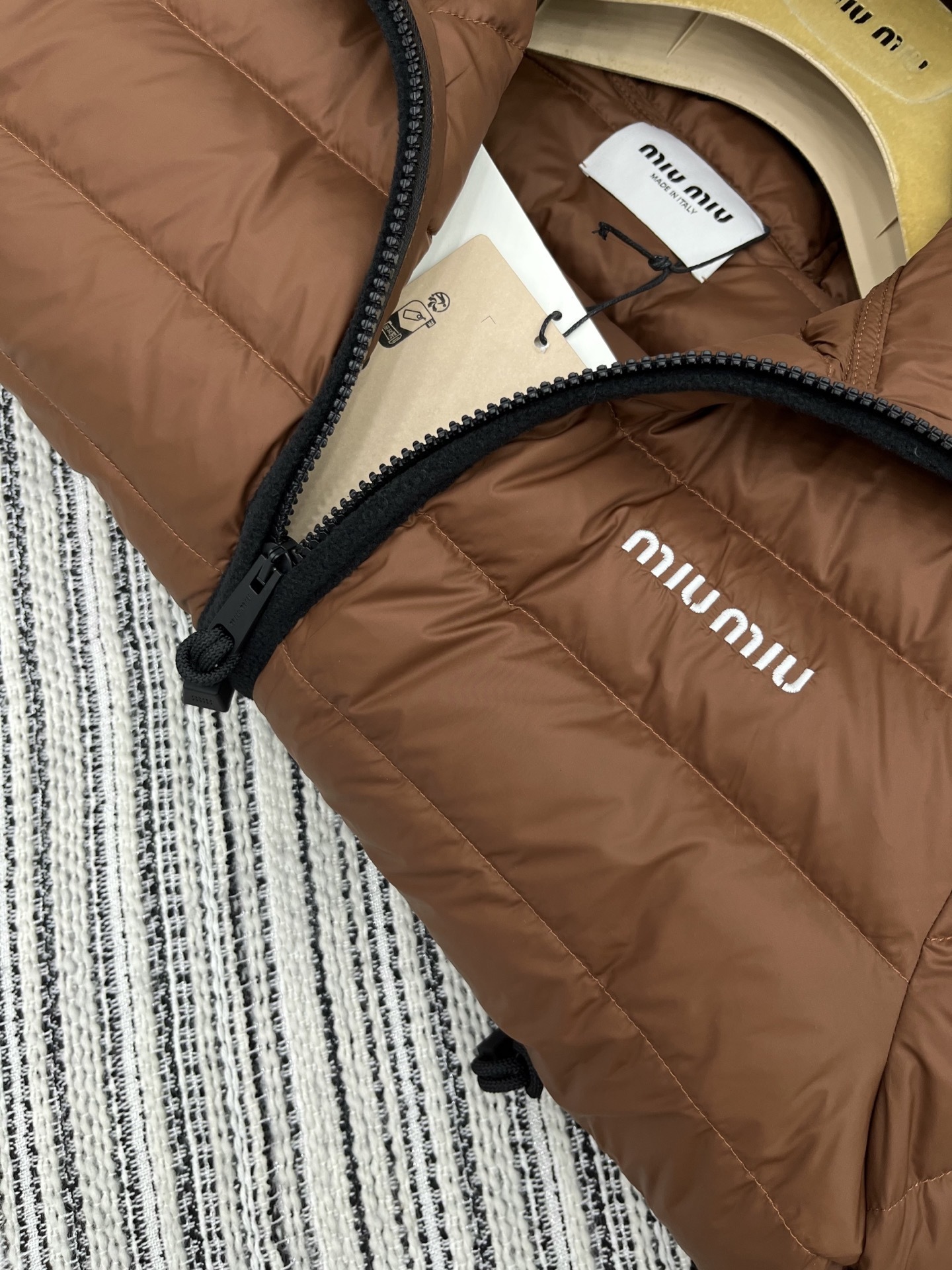 🛒𝐍𝐄𝐖 · 𝟐𝟎𝟐5/爆款现货【原版订制】Miu Mi *|25秋冬带帽羽绒服外套面包服设计 90鹅绒
